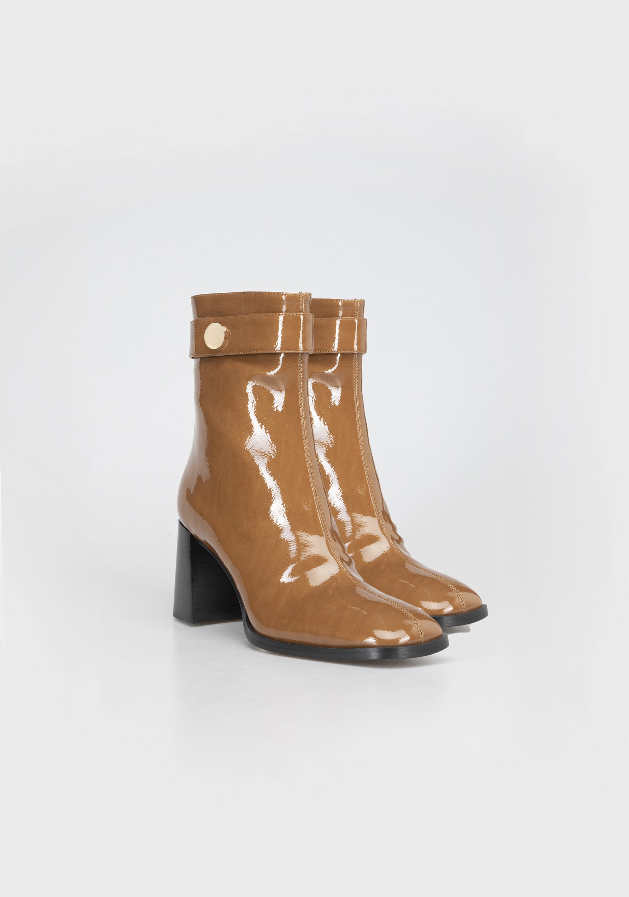 Stivaletto Glamour in Vernice con Tacco Largo e Dettaglio Dorato