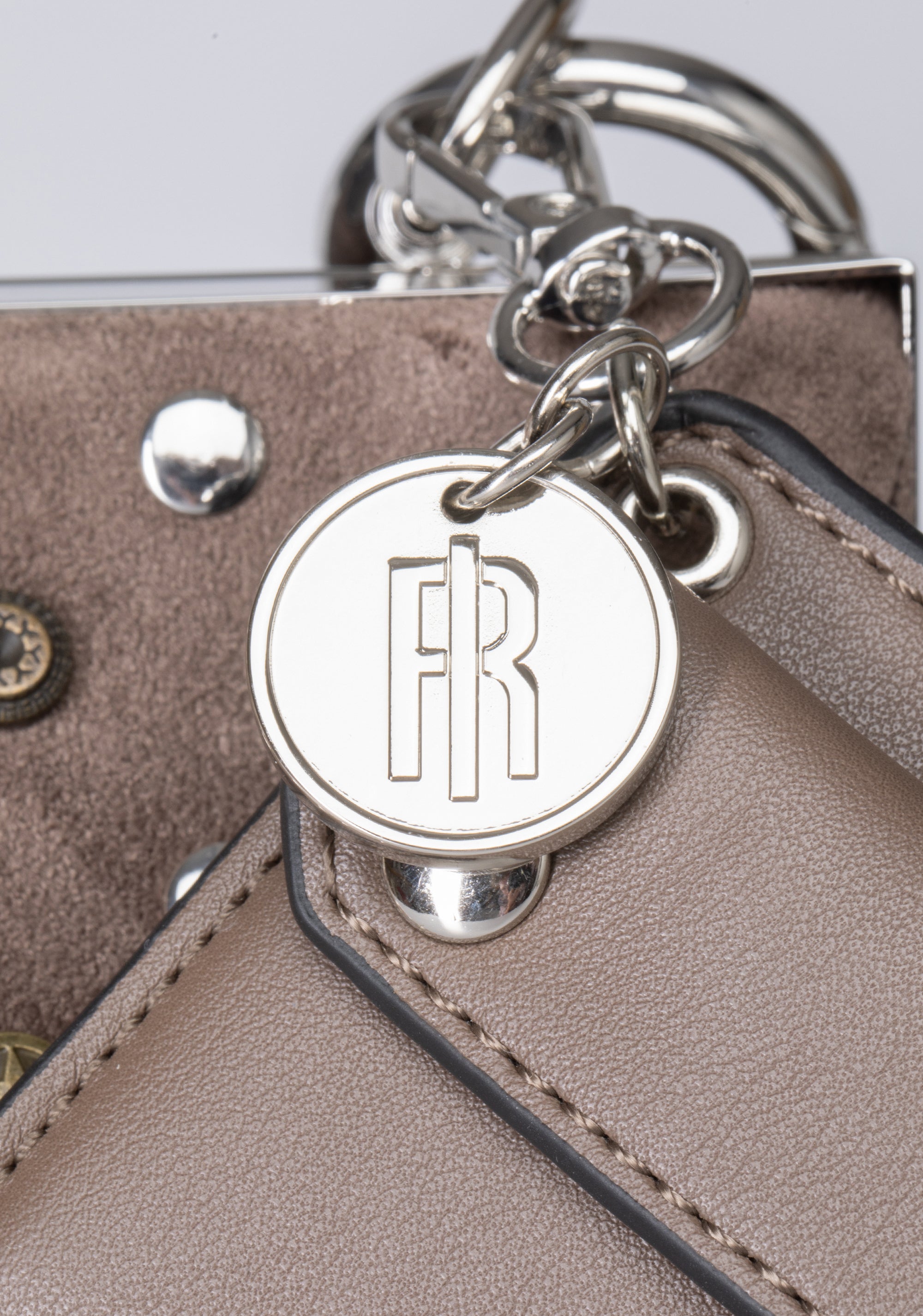Borsa Elegante con Borchie e Charm