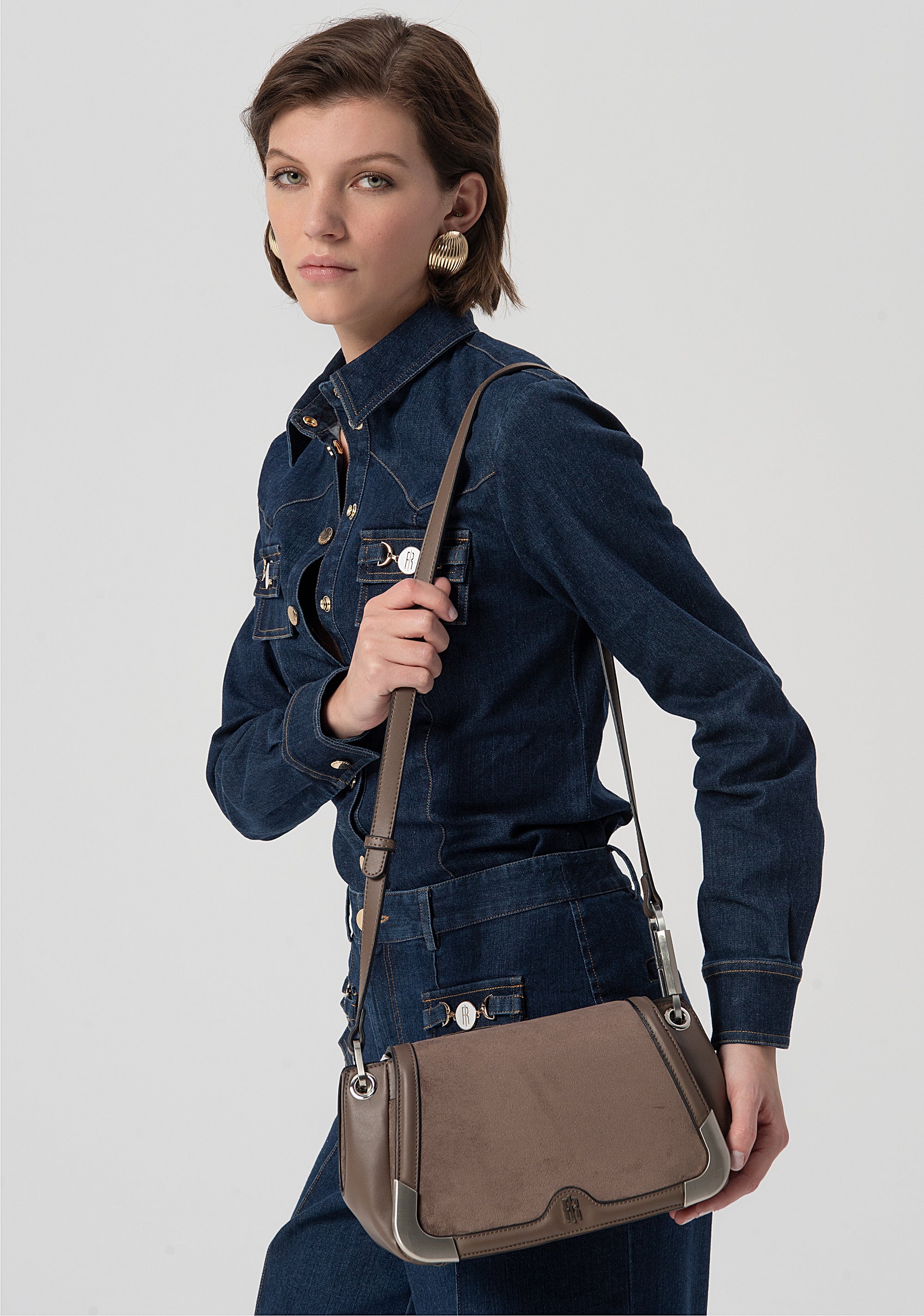 Borsa a Tracolla Elegante con Dettagli Metallici Argentati