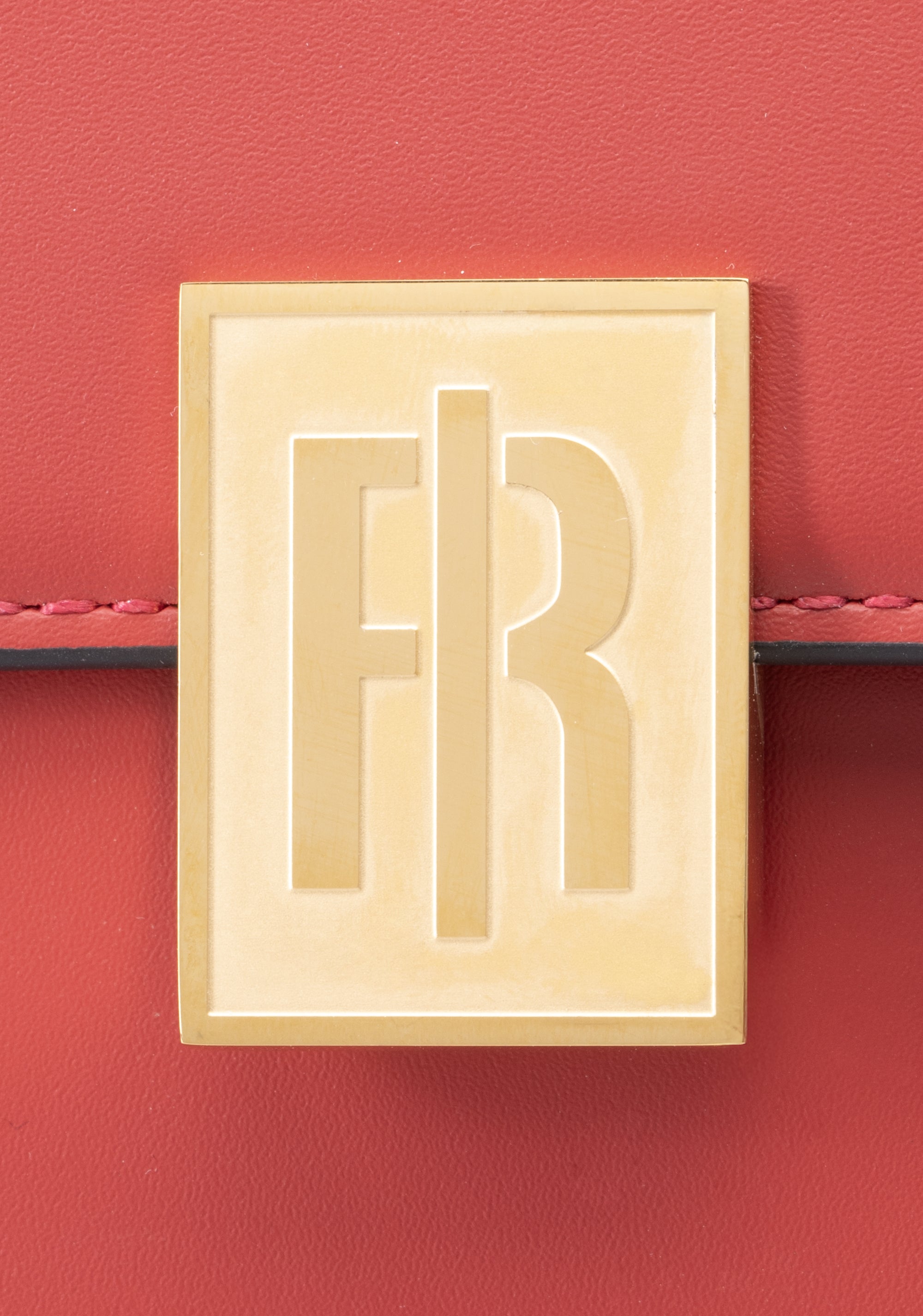 Borsa a Tracolla Strutturata con Chiusura a Pattina e Logo Dorato