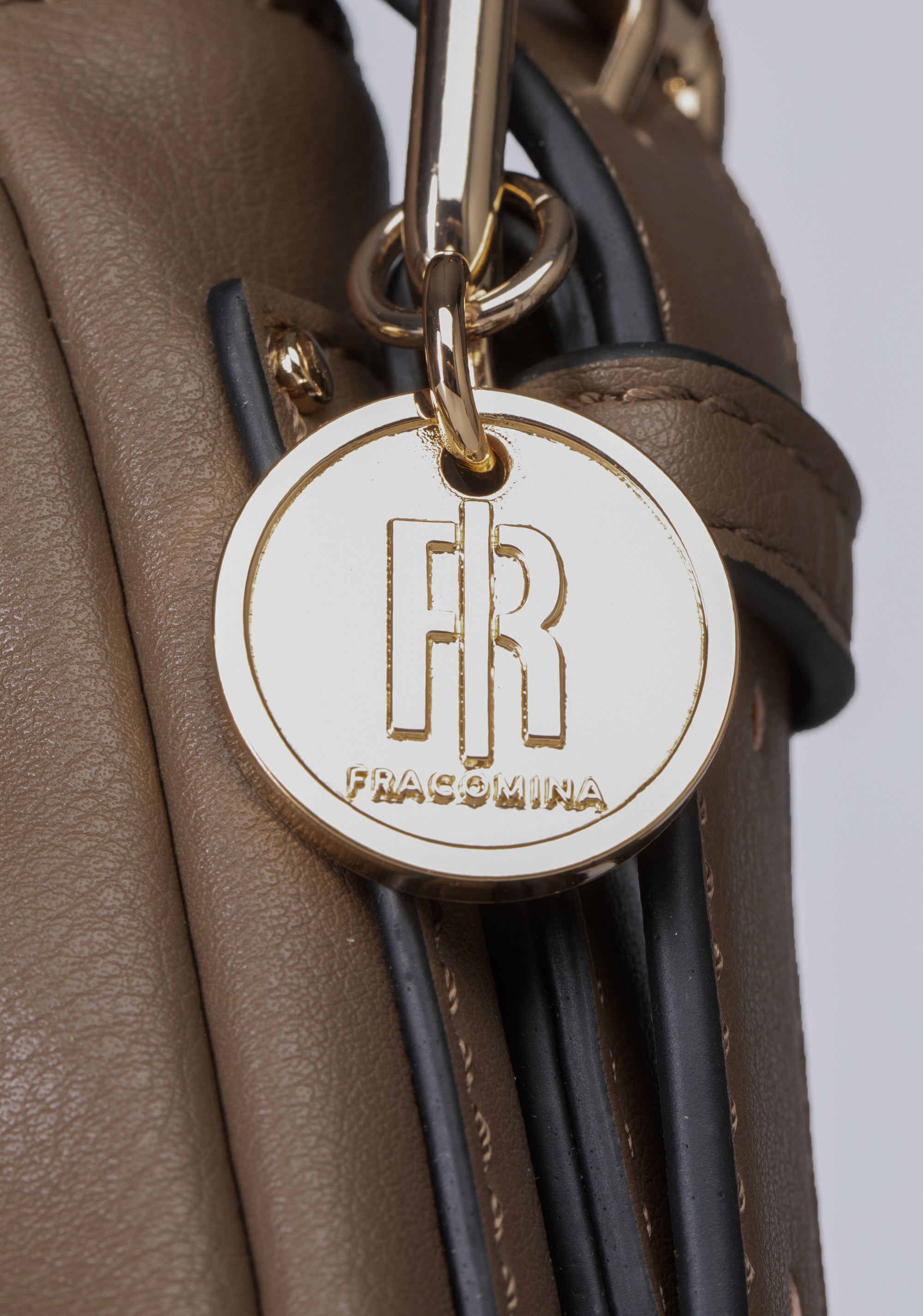 Borsa a Spalla con Borchie e Fibbie Dorate