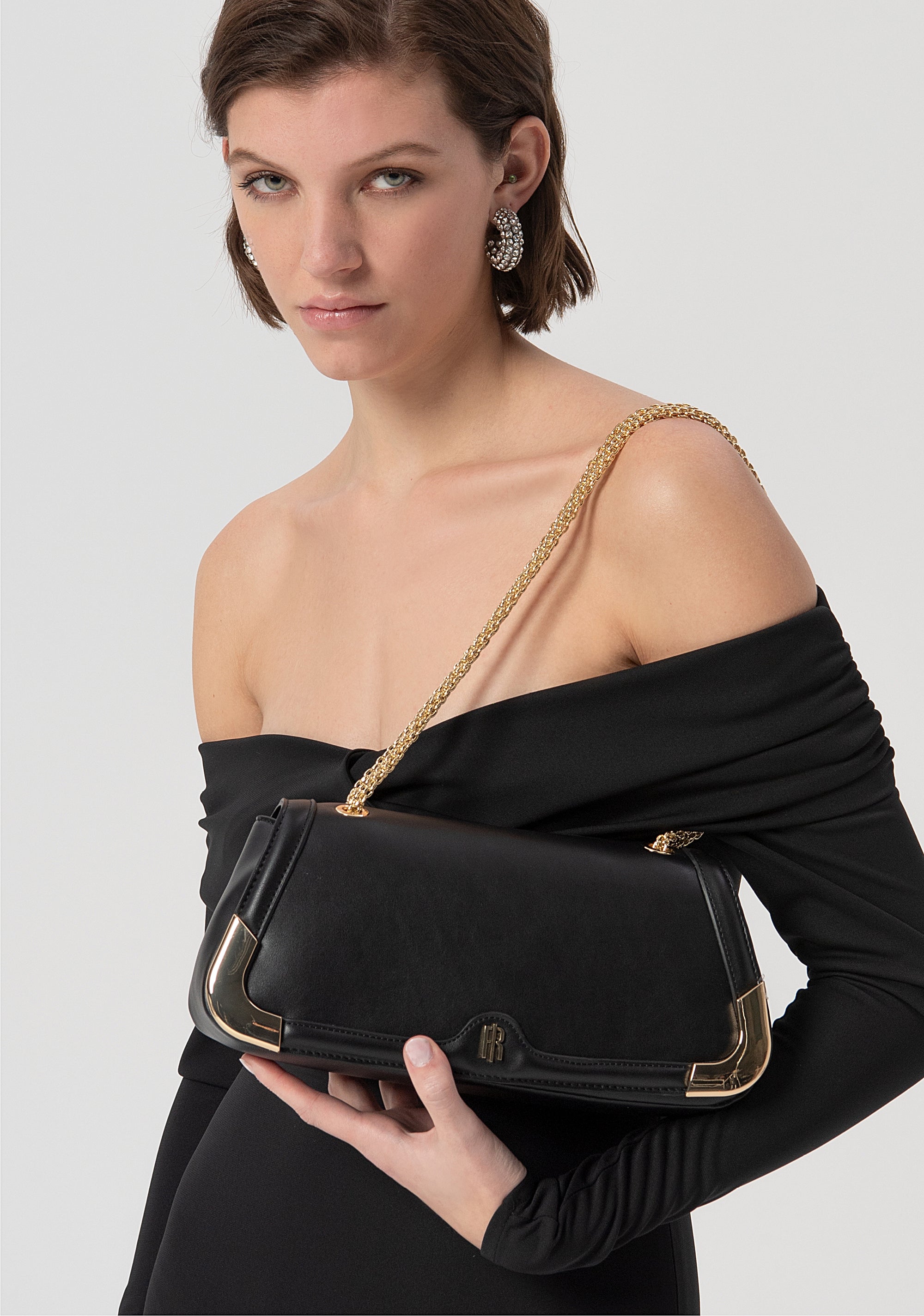 Borsa Clutch con Dettagli Metallici e Catena Dorata