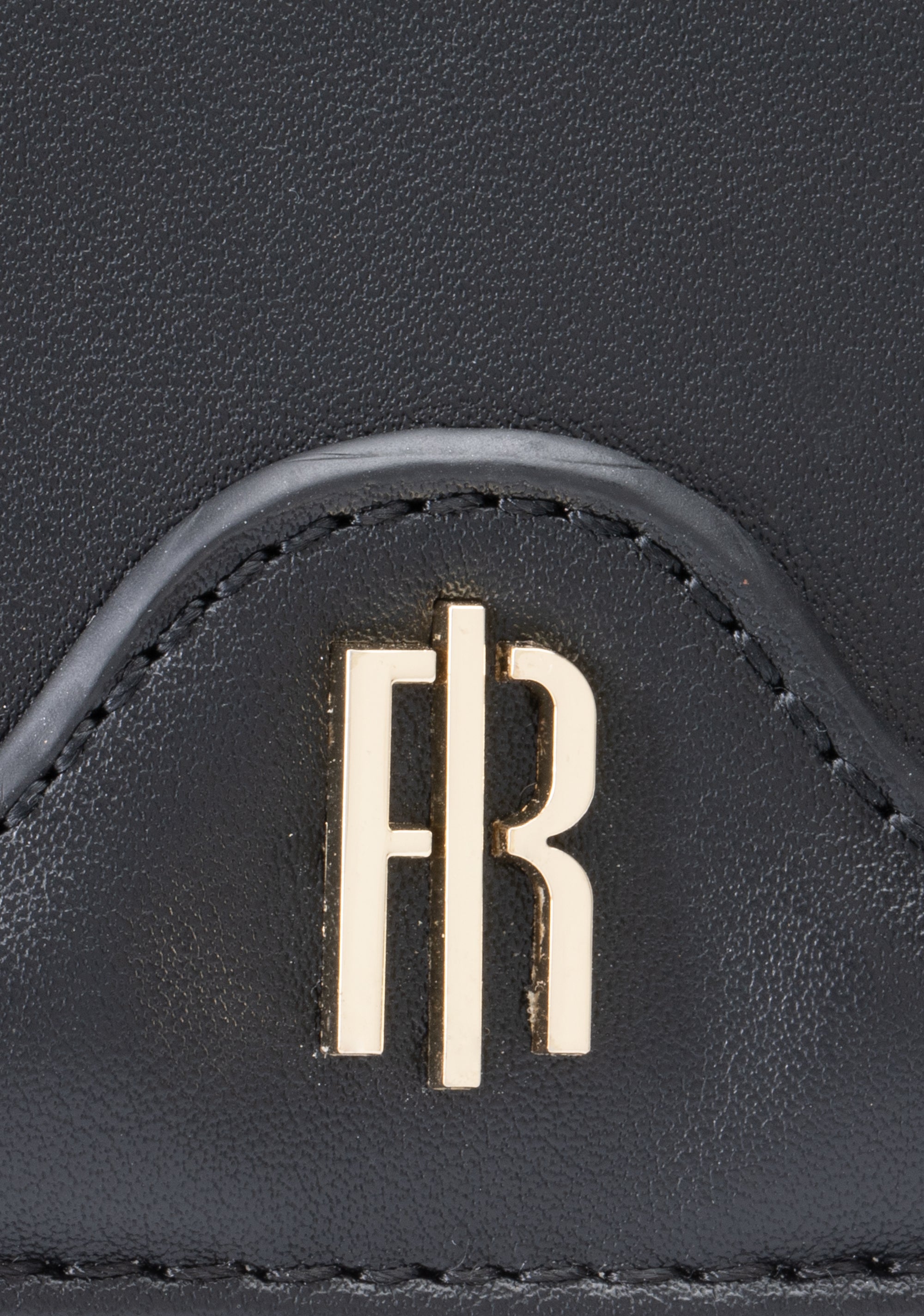 Borsa Clutch con Dettagli Metallici e Catena Dorata