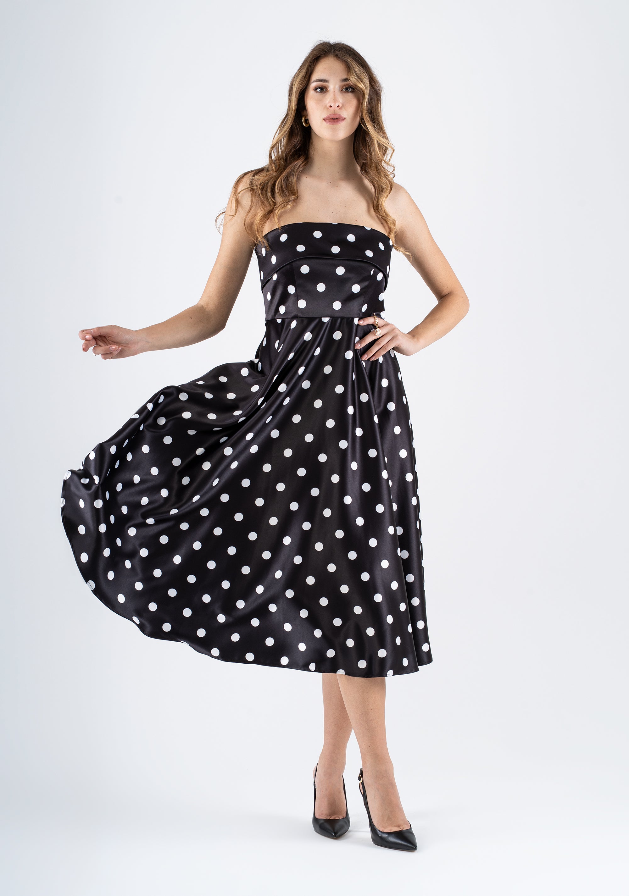 Abito midi a pois con scollo dritto e corpino strutturato