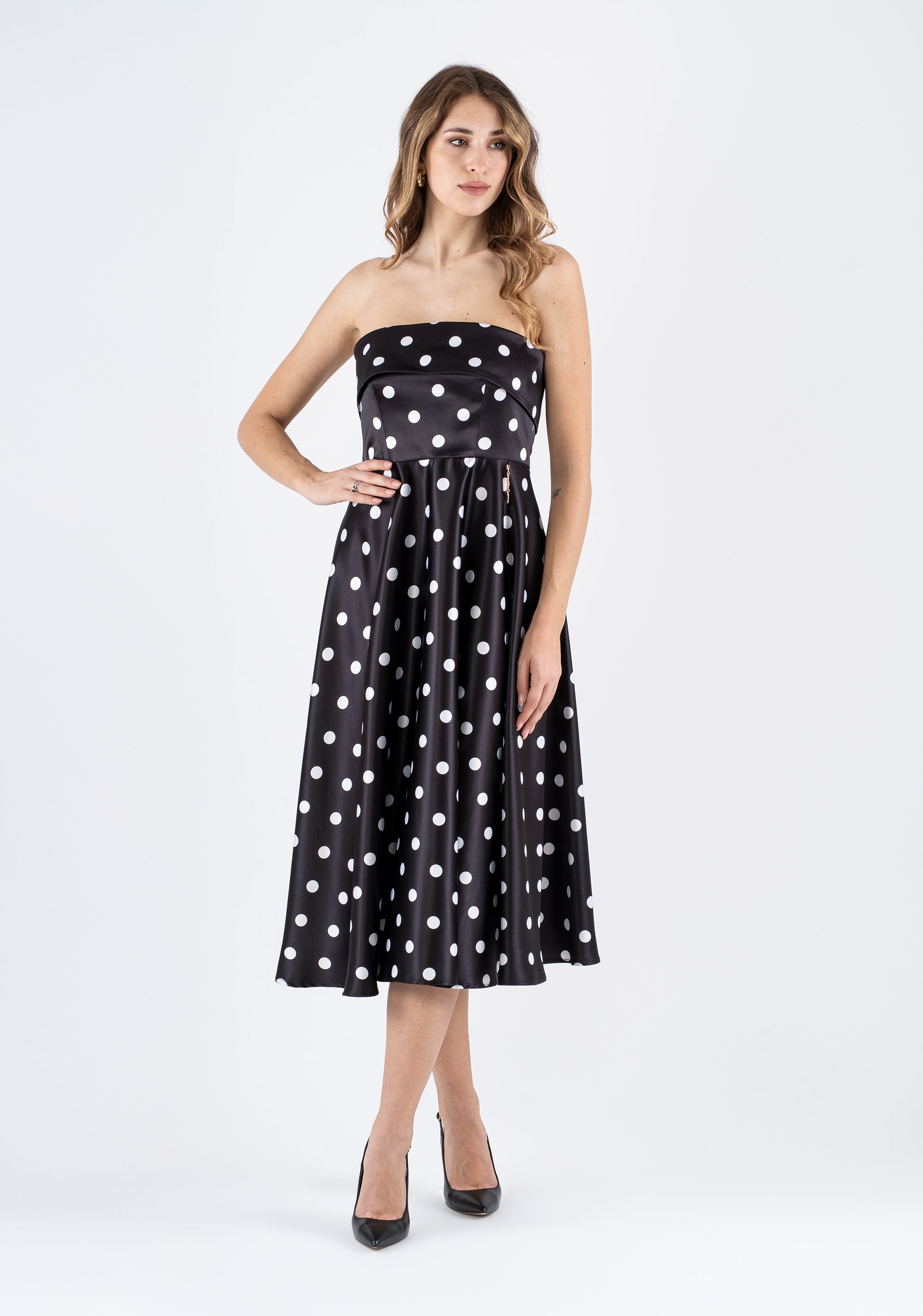 Abito midi a pois con scollo dritto e corpino strutturato