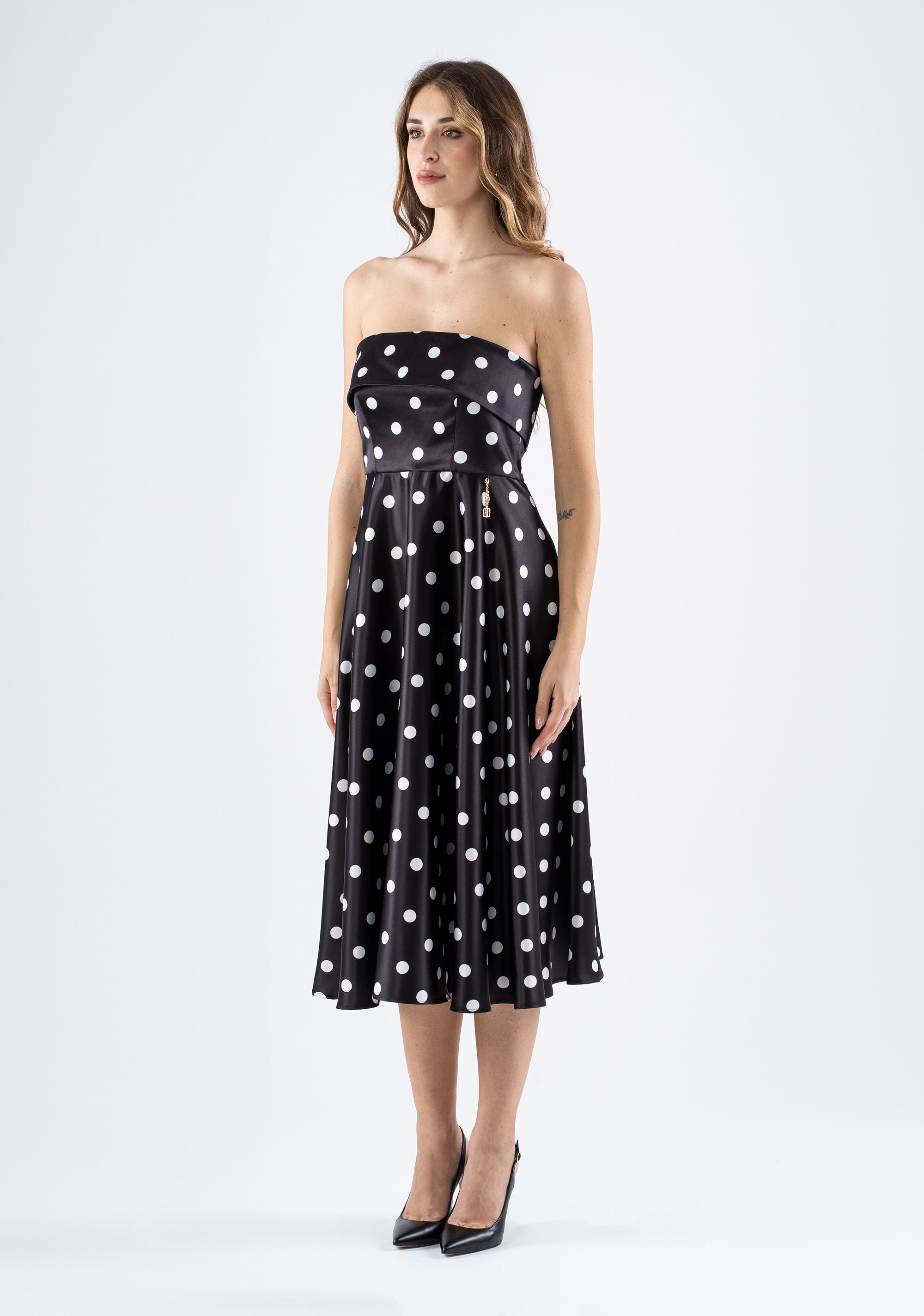 Abito midi a pois con scollo dritto e corpino strutturato