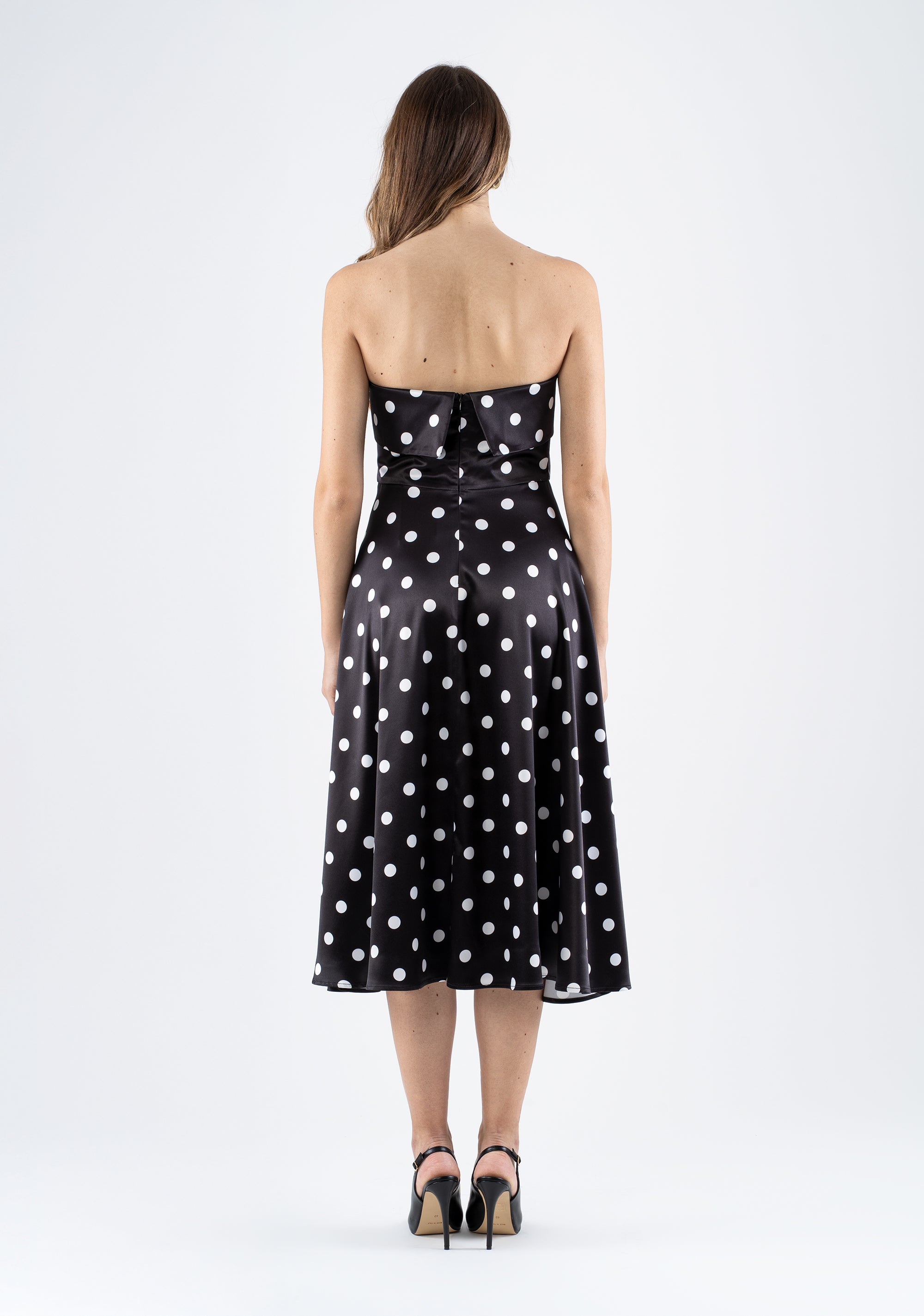 Abito midi a pois con scollo dritto e corpino strutturato