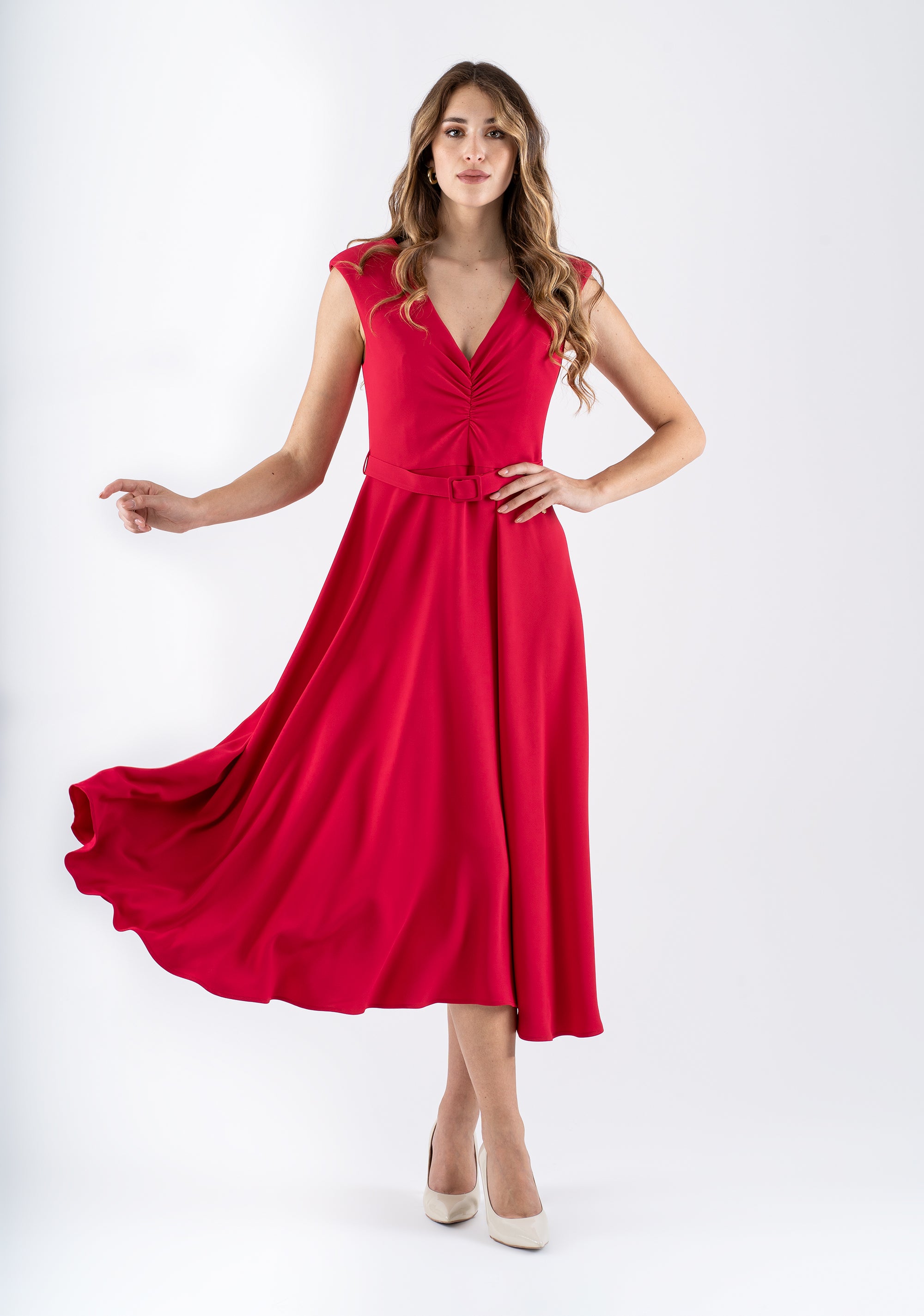 Abito midi svasato con scollo a V e cintura