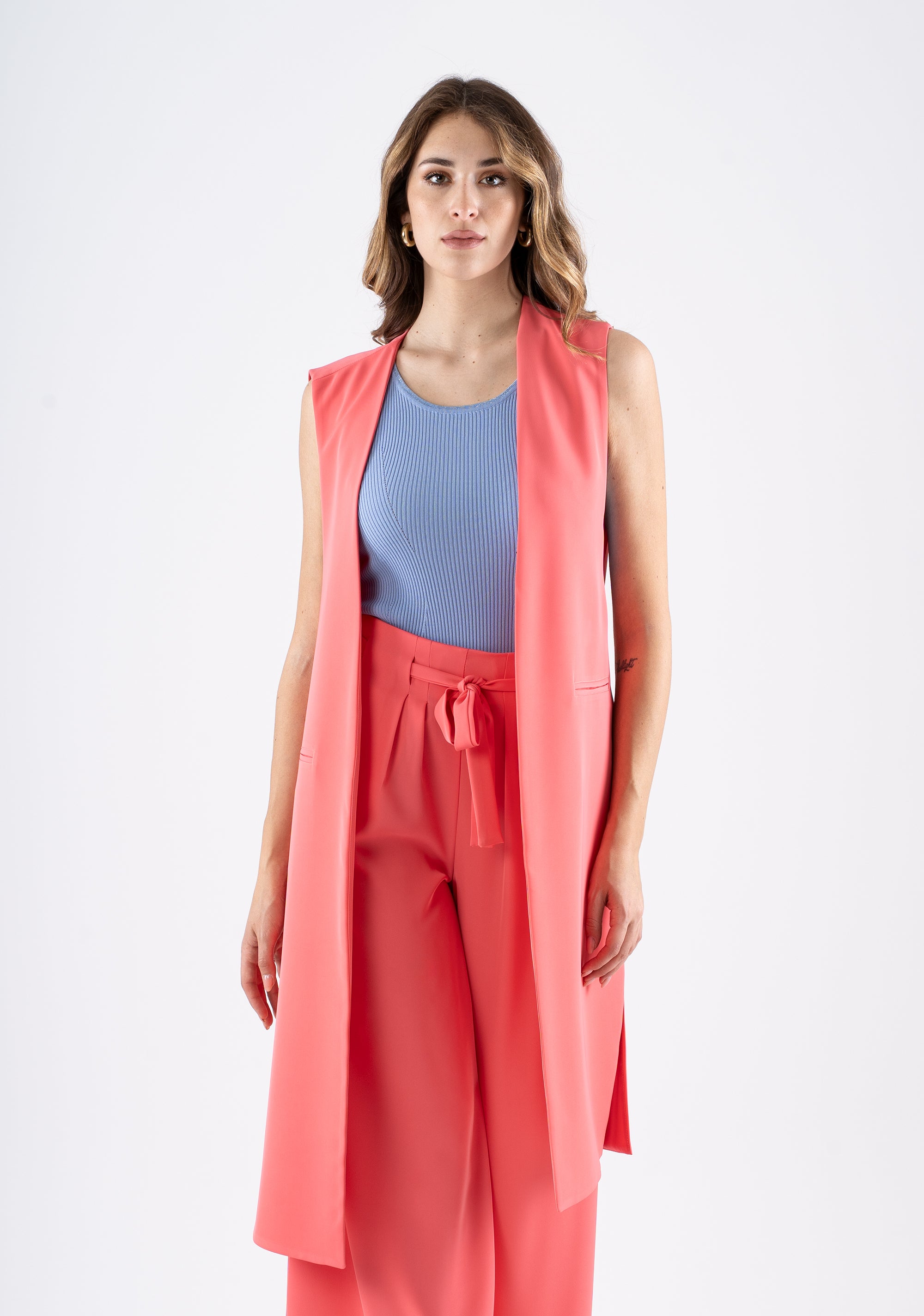 Gilet lungo senza maniche in tessuto fluido color corallo