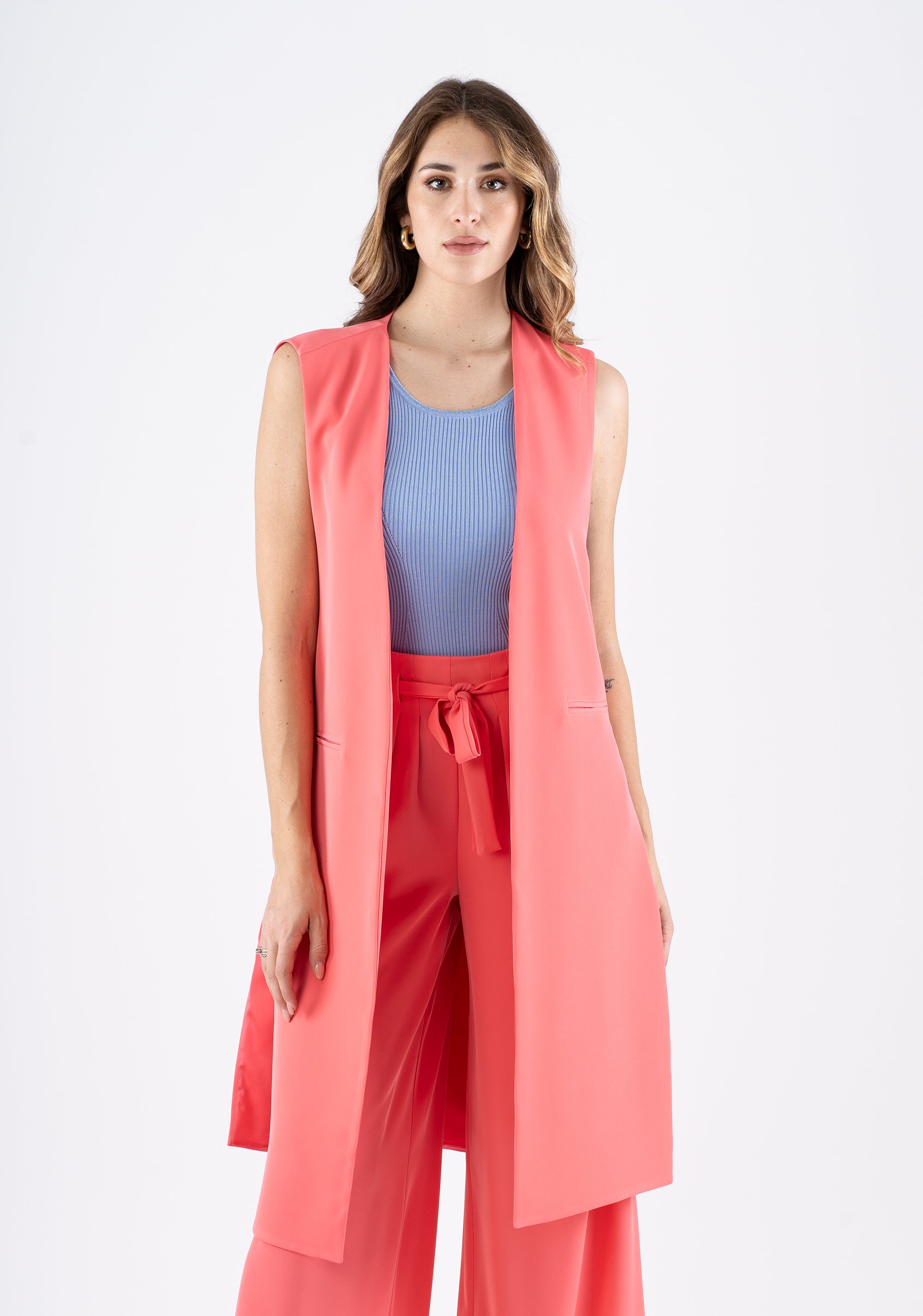 Gilet lungo senza maniche in tessuto fluido color corallo
