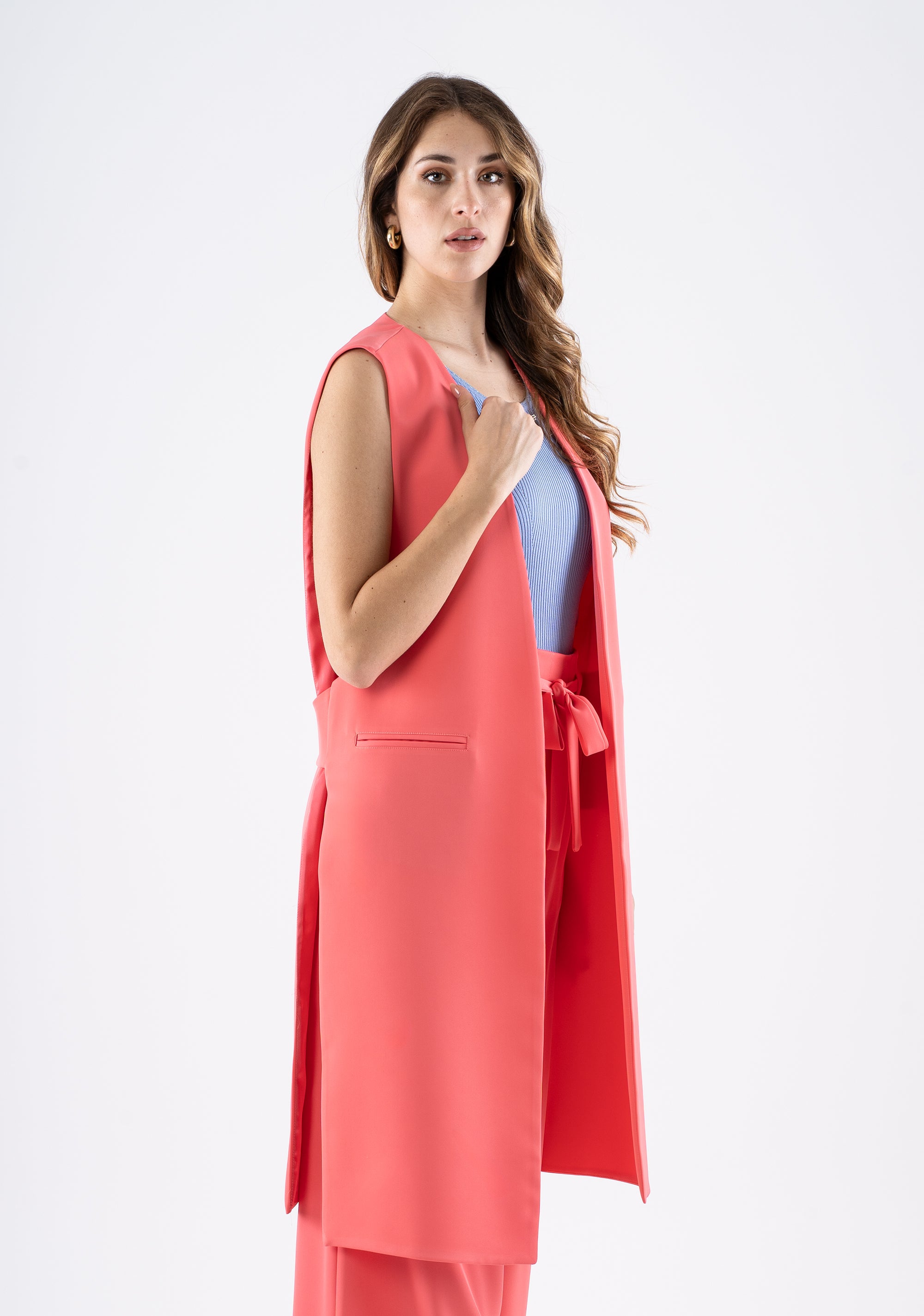 Gilet lungo senza maniche in tessuto fluido color corallo