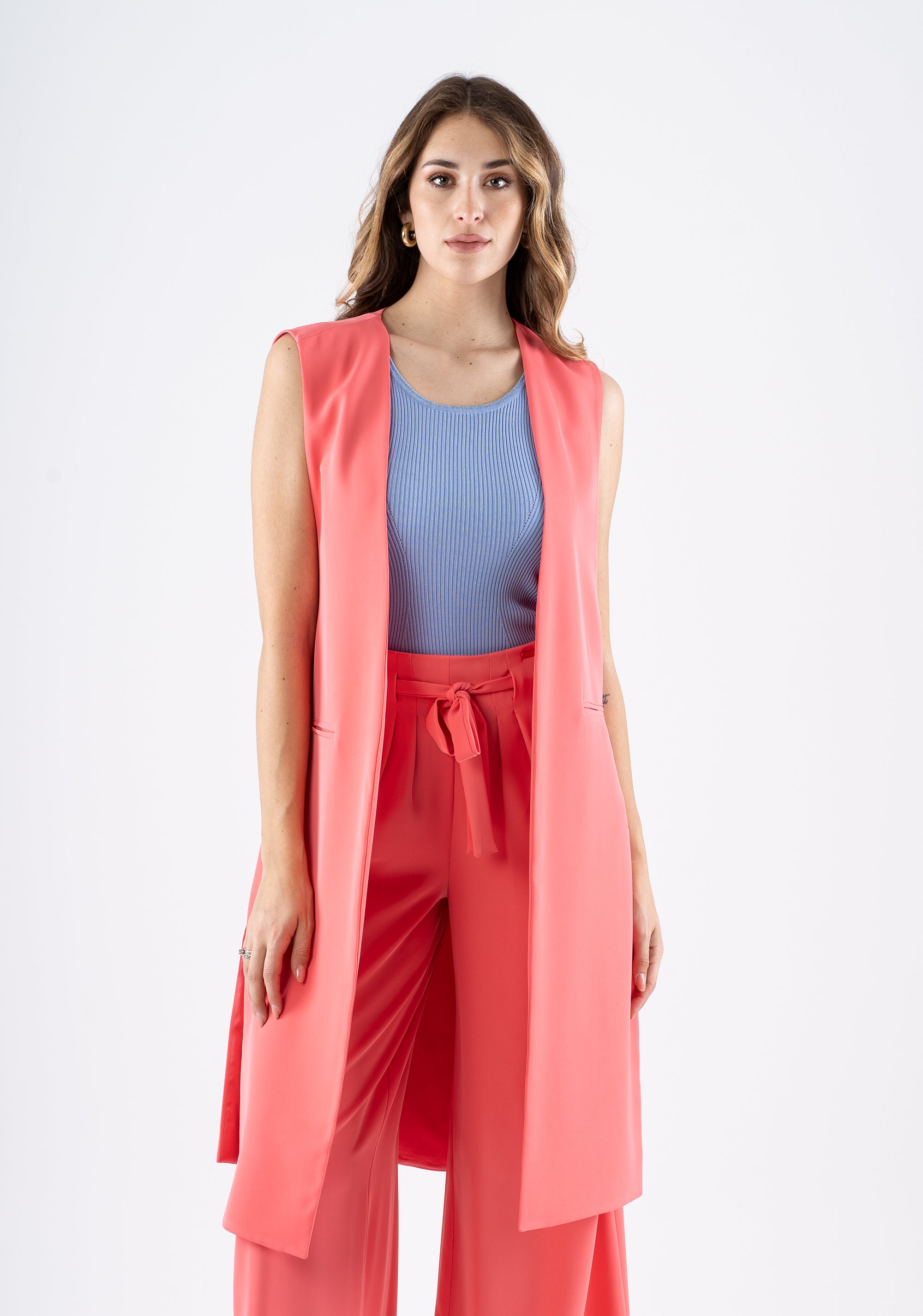 Gilet lungo senza maniche in tessuto fluido color corallo