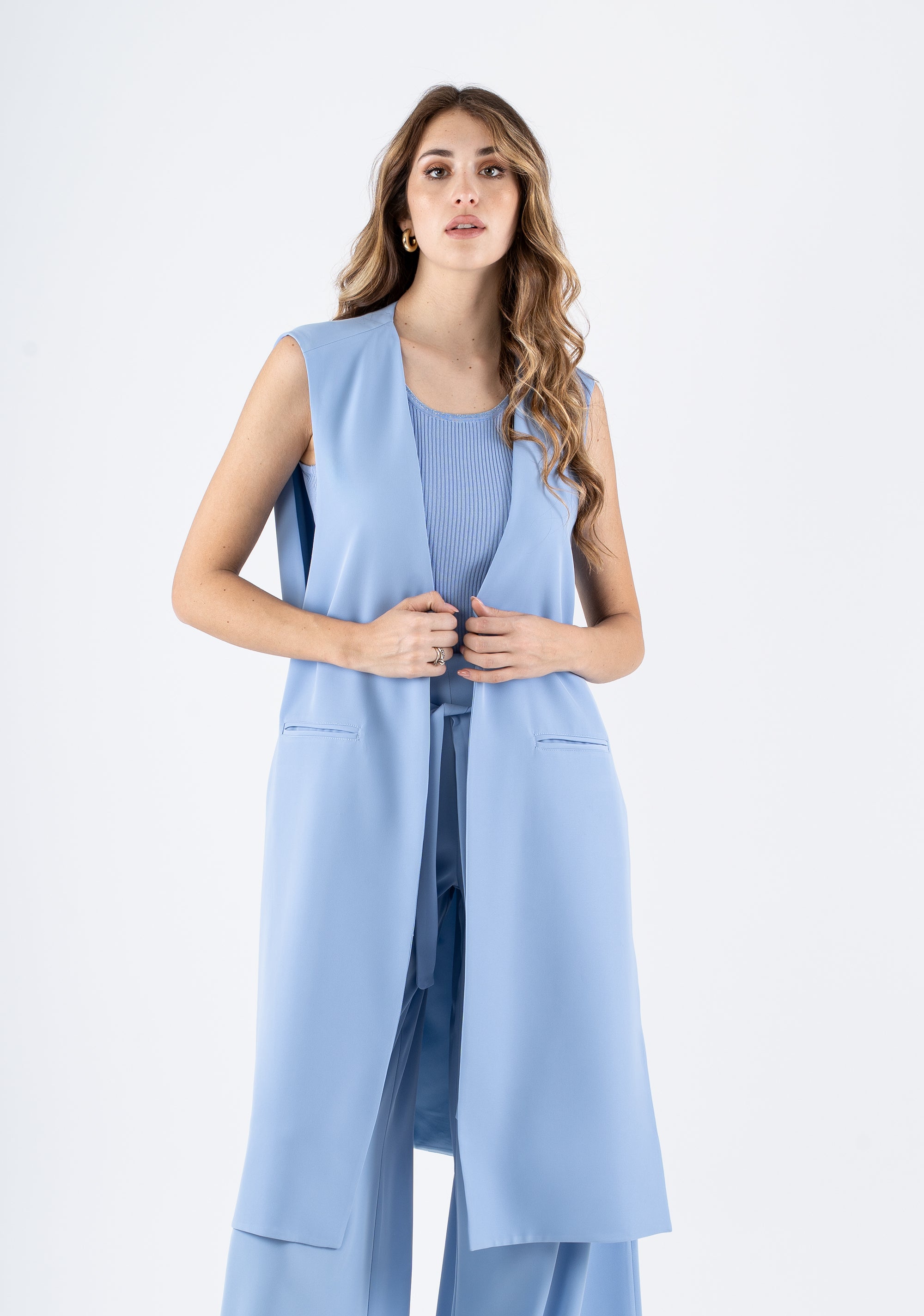 Gilet lungo senza maniche in tessuto fluido color corallo