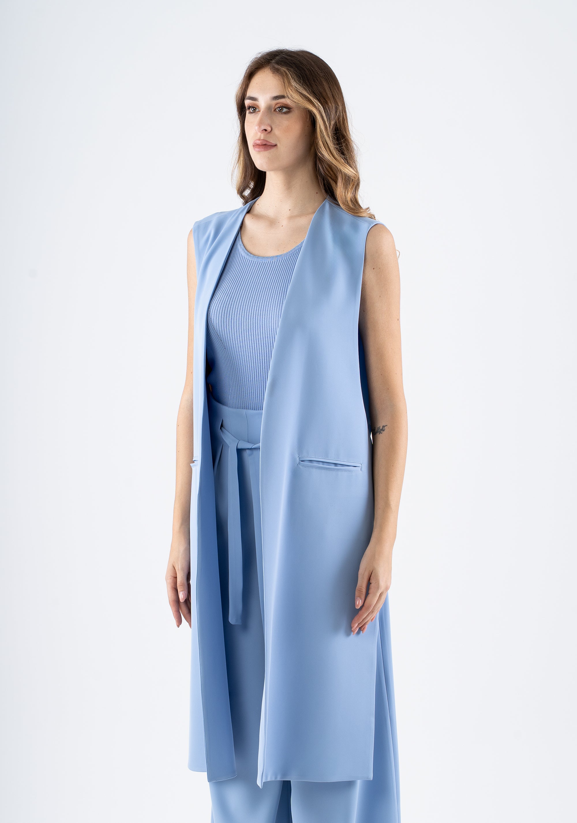 Gilet lungo senza maniche in tessuto fluido color corallo