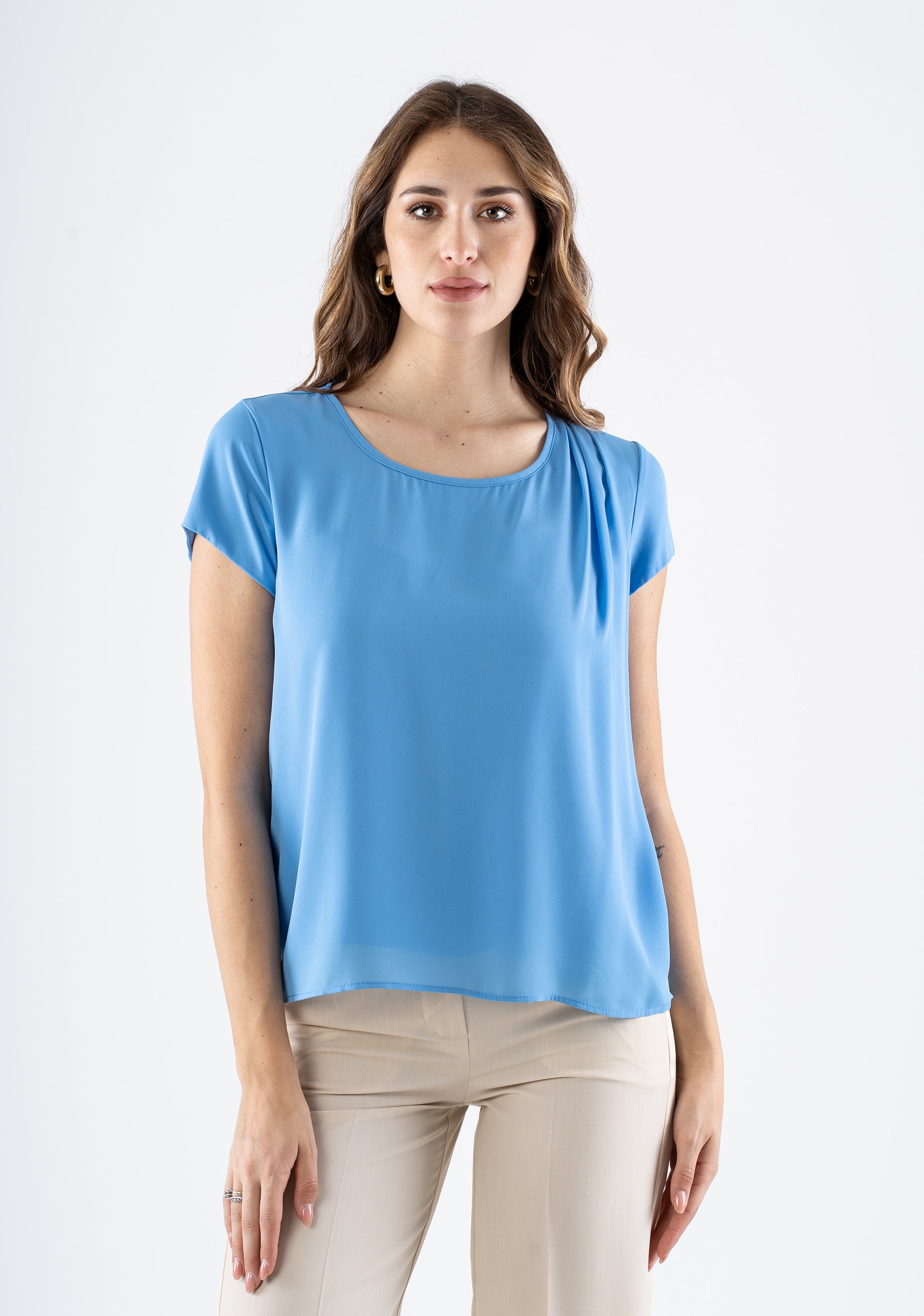 Blusa girocollo con manica corta e dettaglio drappeggiato