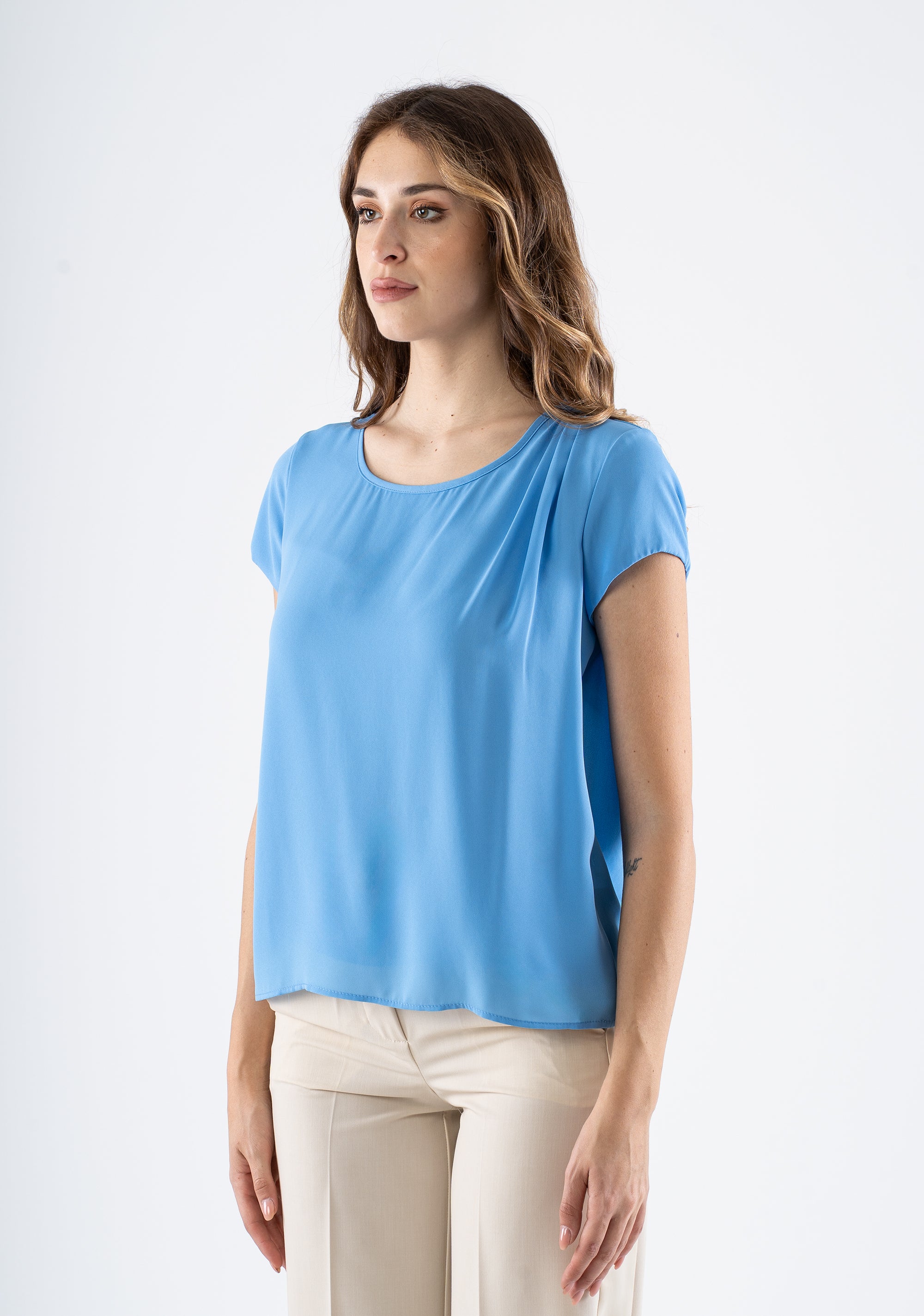 Blusa girocollo con manica corta e dettaglio drappeggiato
