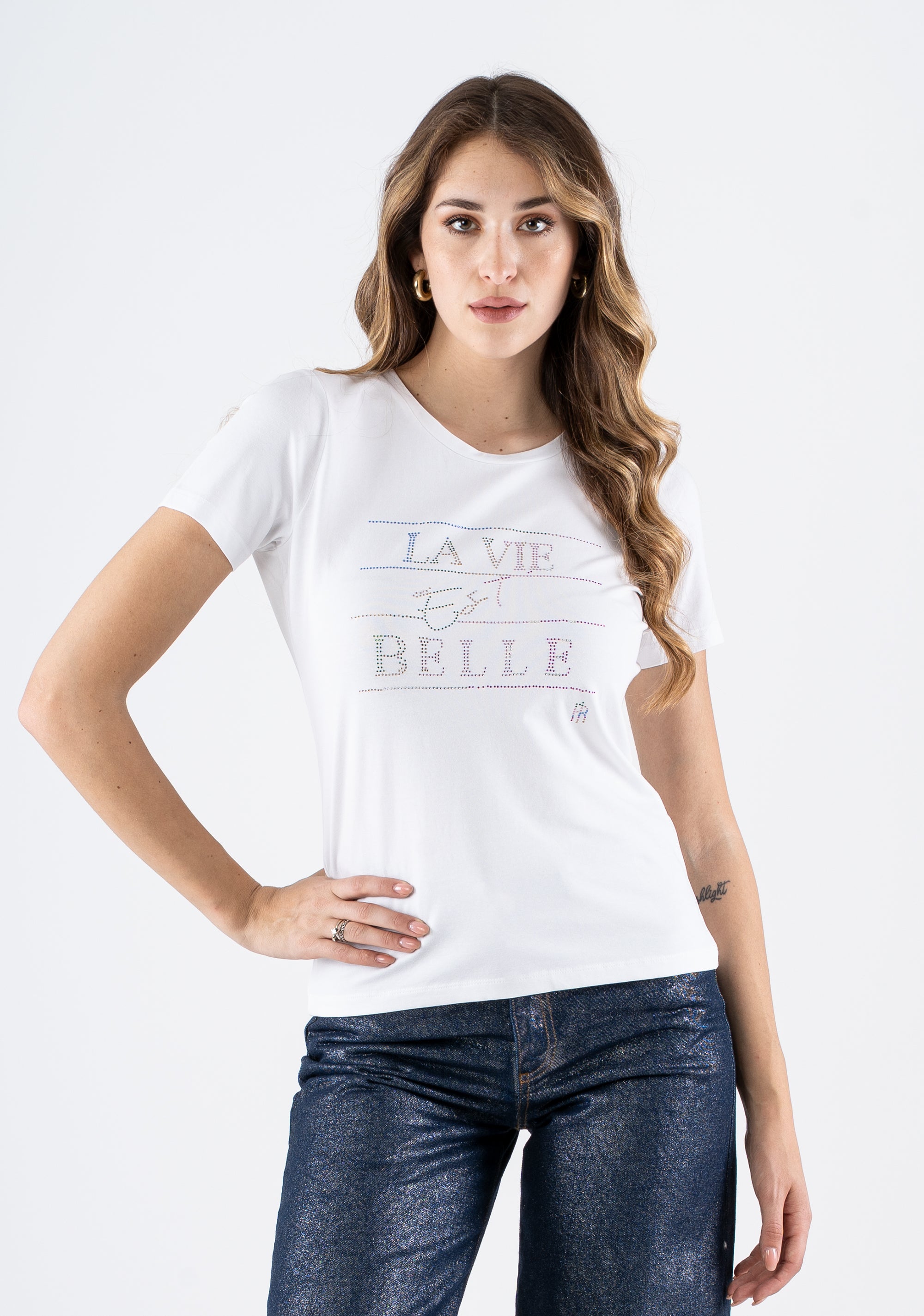 T-shirt con scritta “La Vie Est Belle” in strass