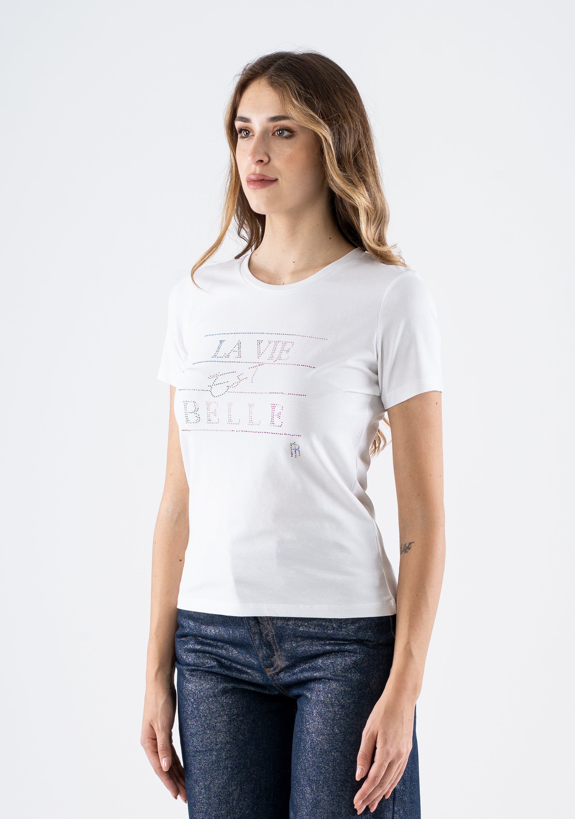 T-shirt con scritta “La Vie Est Belle” in strass