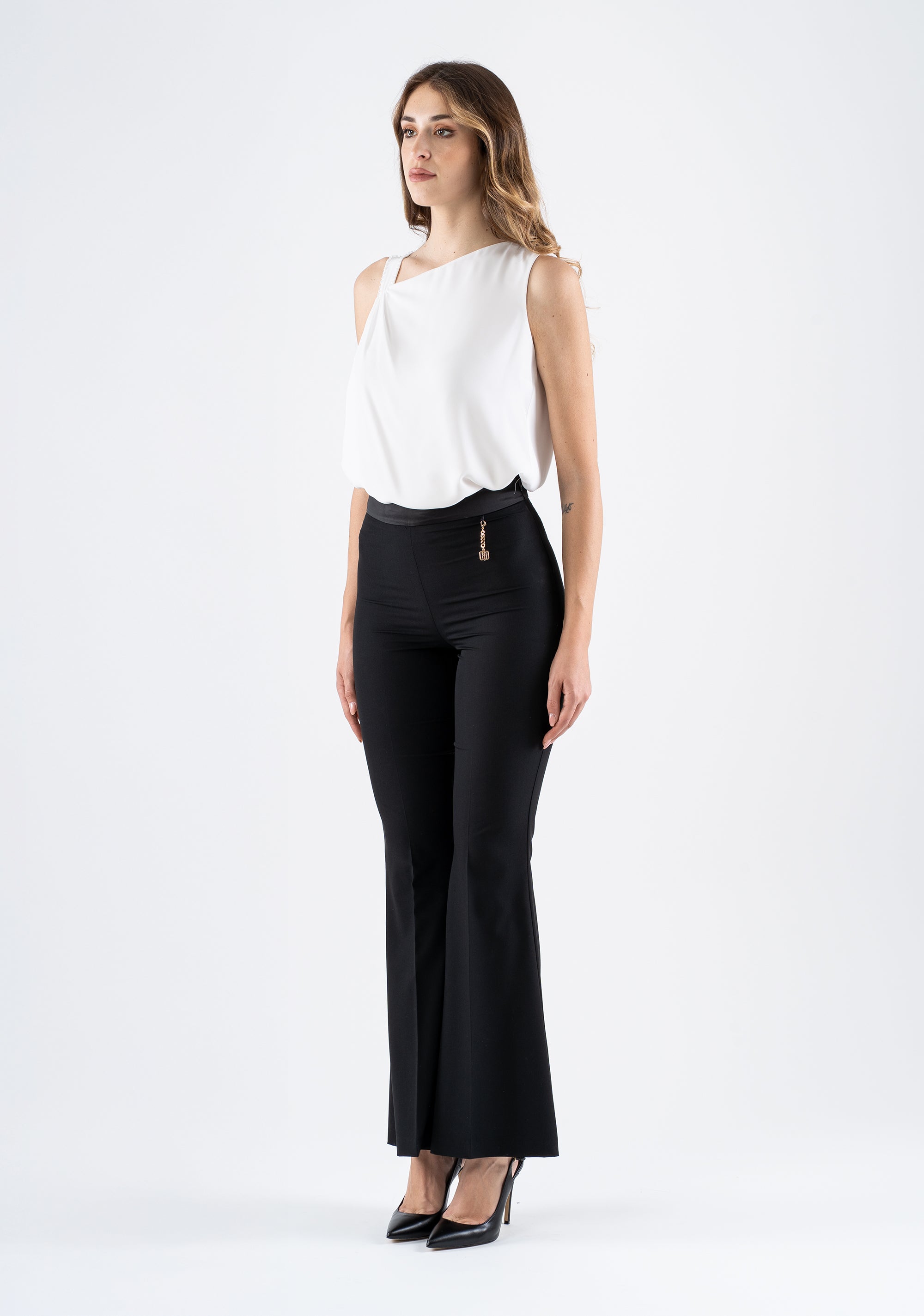 Pantalone a zampa vita alta con taglio fasciante