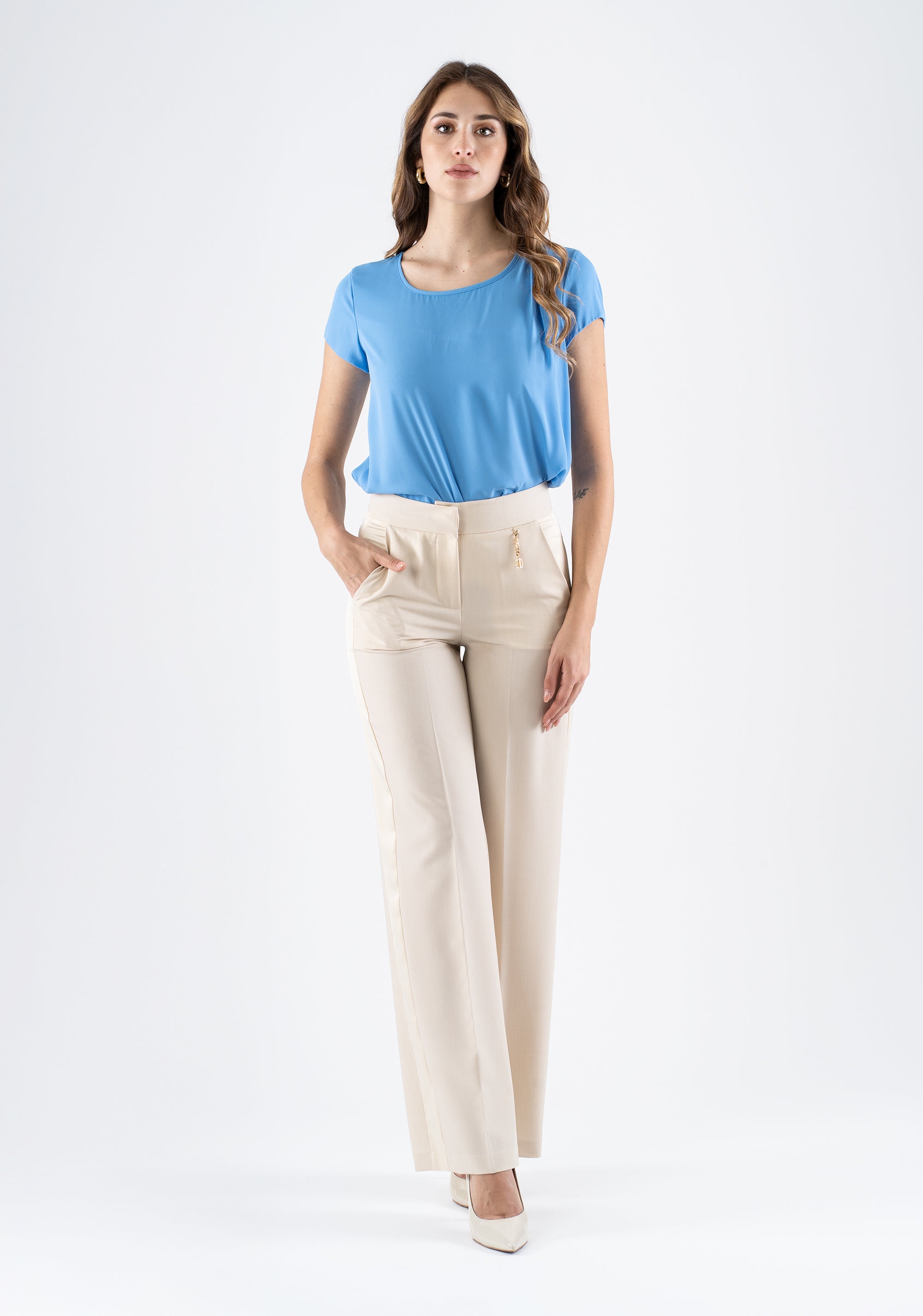 Pantalone palazzo elegante con vita alta e tasche