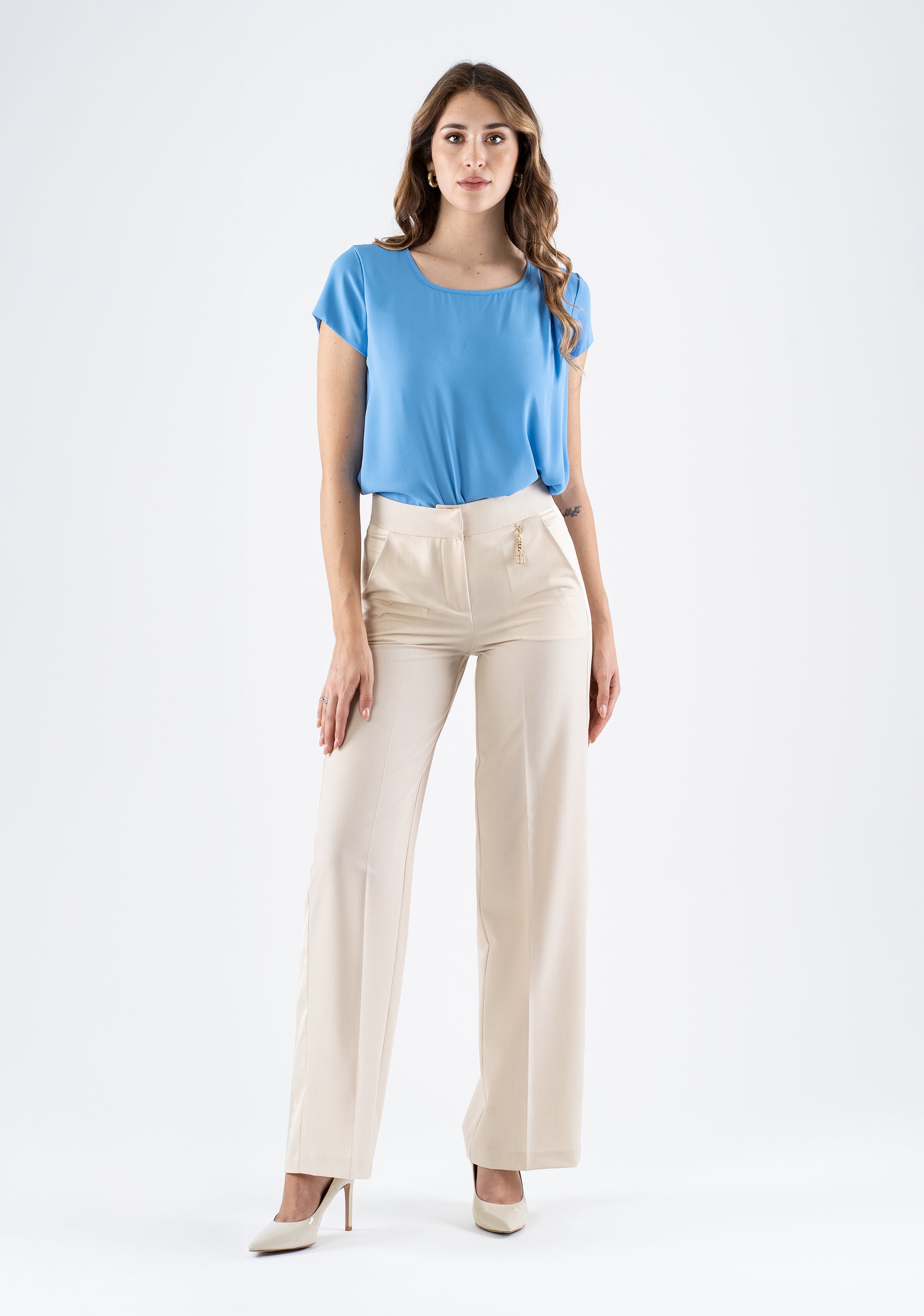 Pantalone palazzo elegante con vita alta e tasche