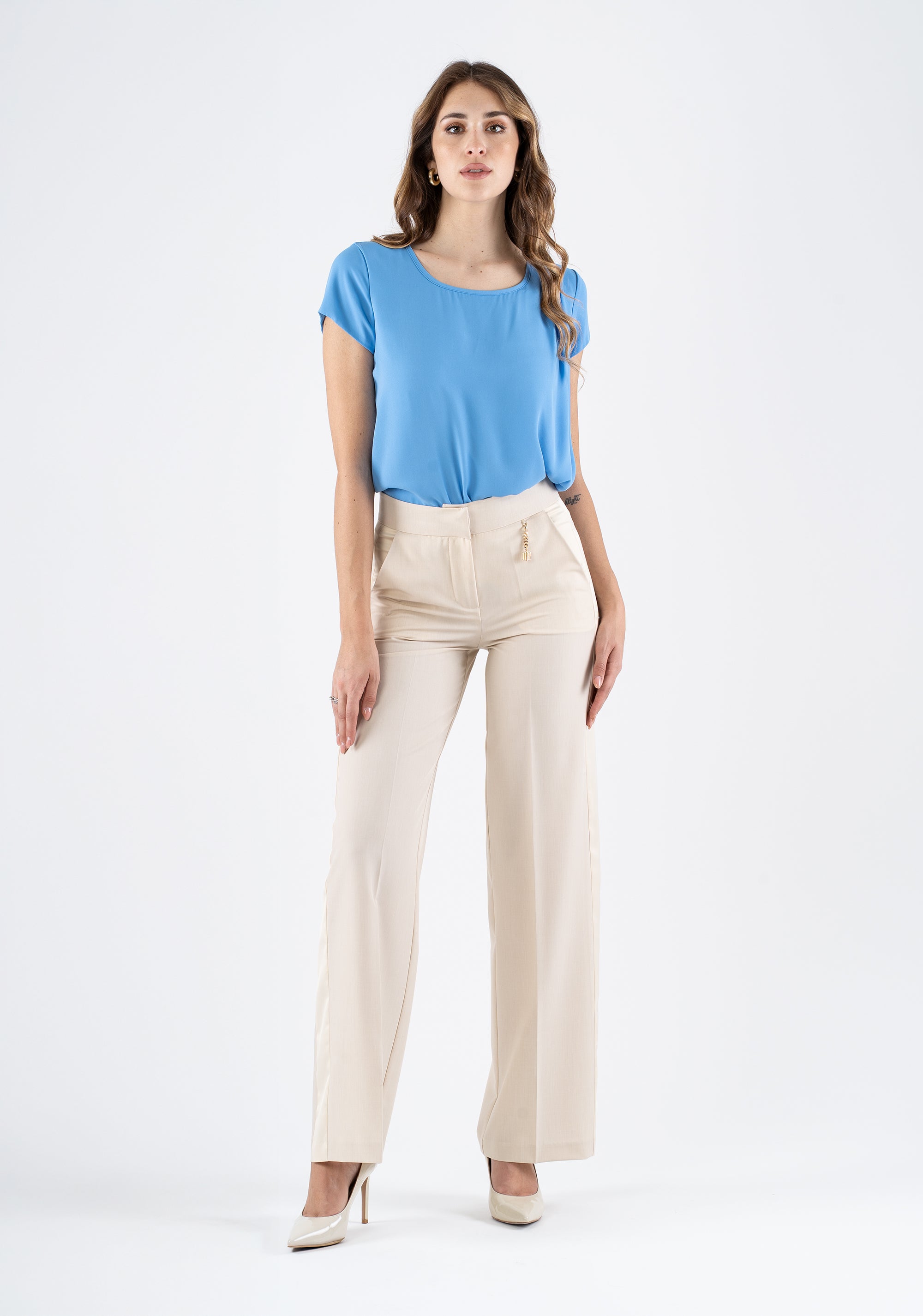 Pantalone palazzo elegante con vita alta e tasche