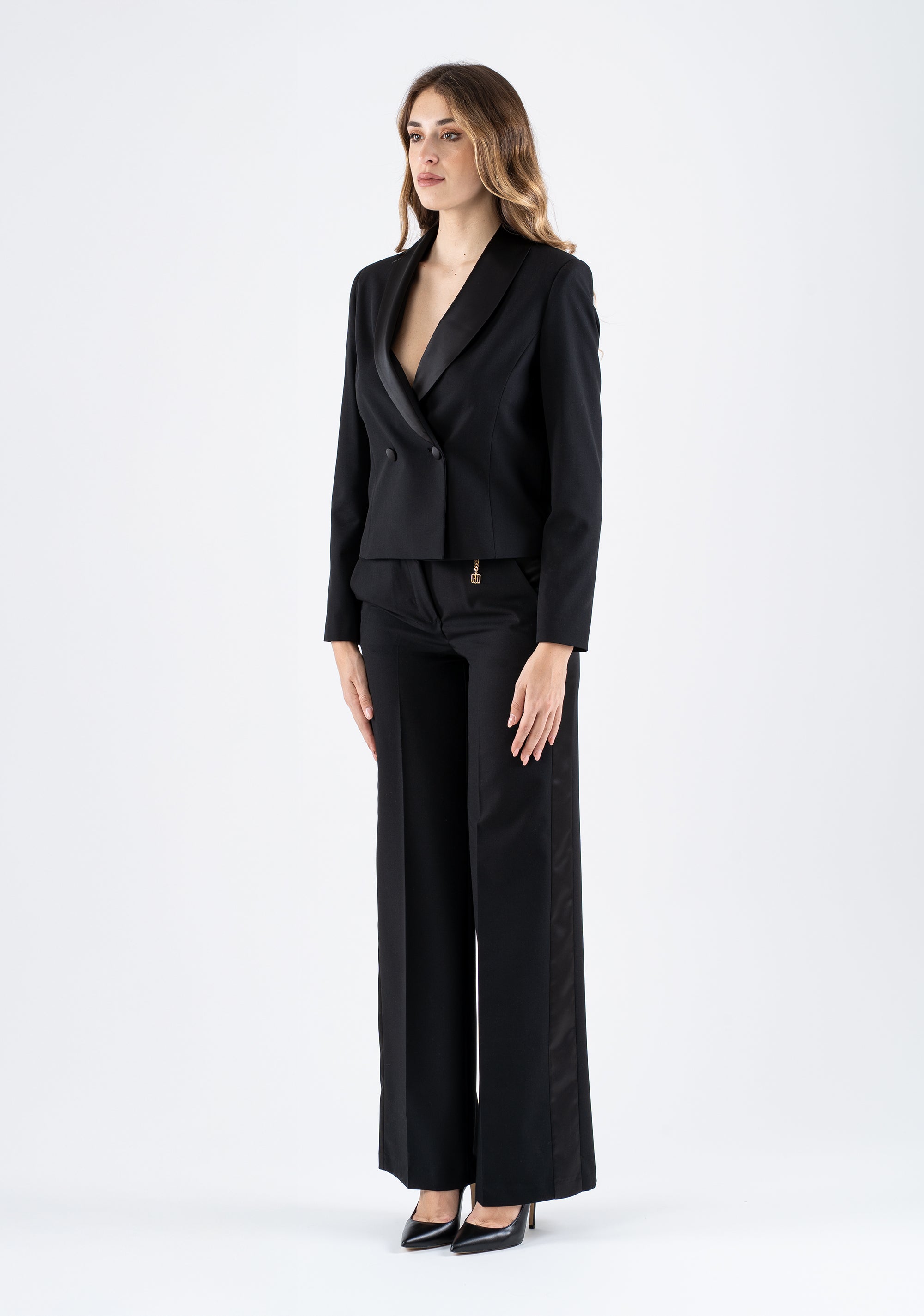 Pantalone palazzo elegante con vita alta e tasche