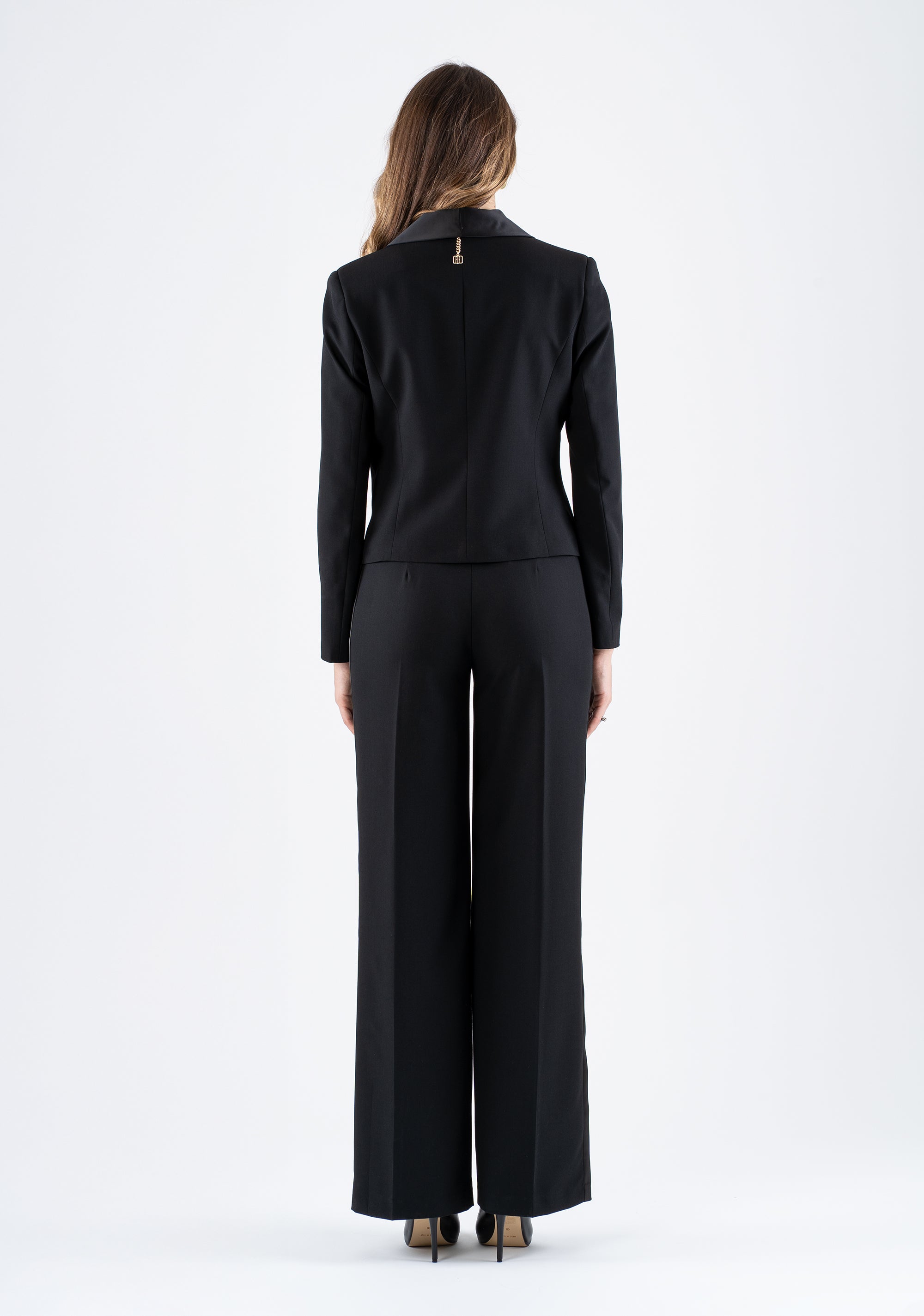 Pantalone palazzo elegante con vita alta e tasche