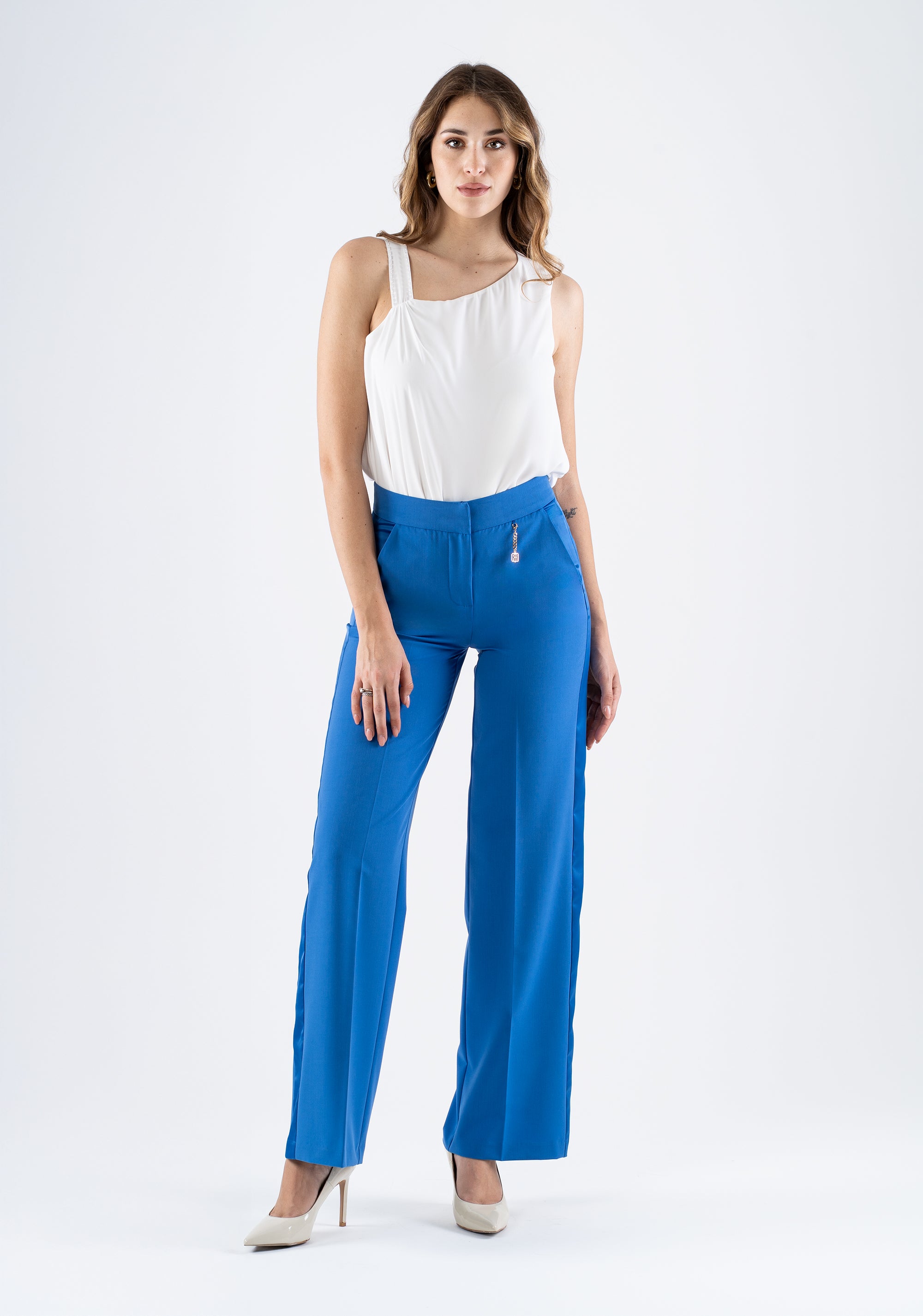 Pantalone palazzo elegante con vita alta e tasche