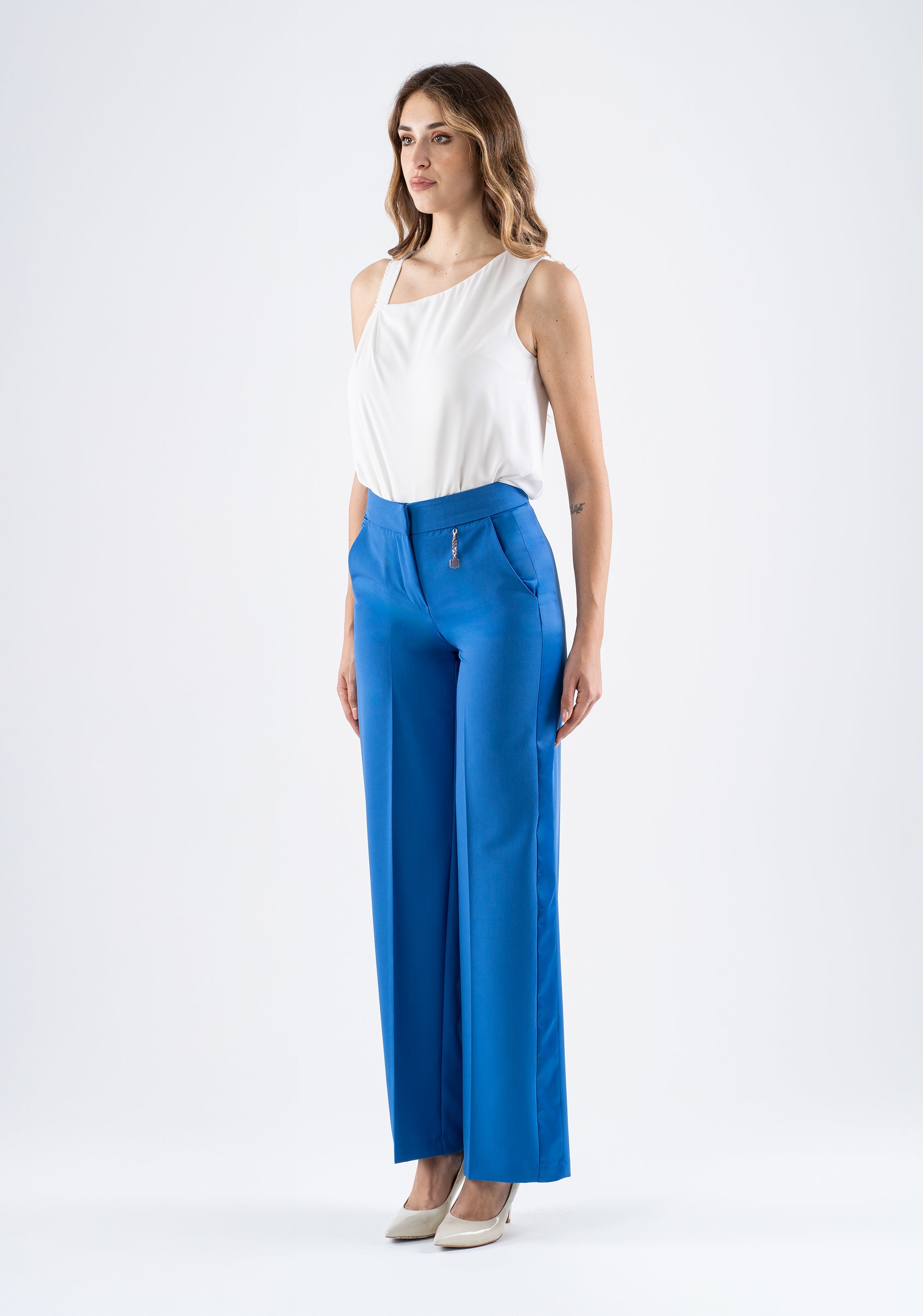 Pantalone palazzo elegante con vita alta e tasche