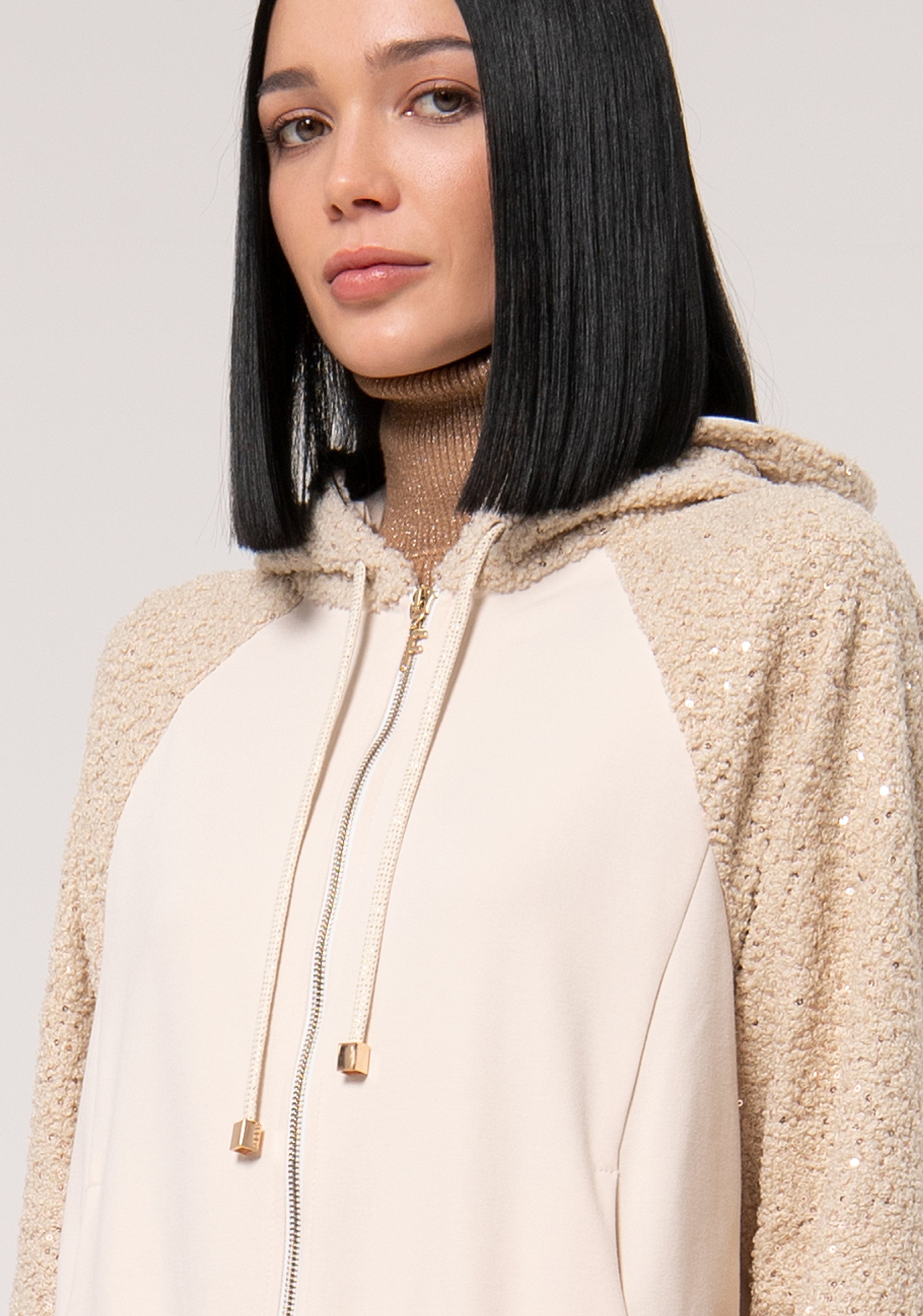 Felpa regular con inserti in tessuto con paillettes