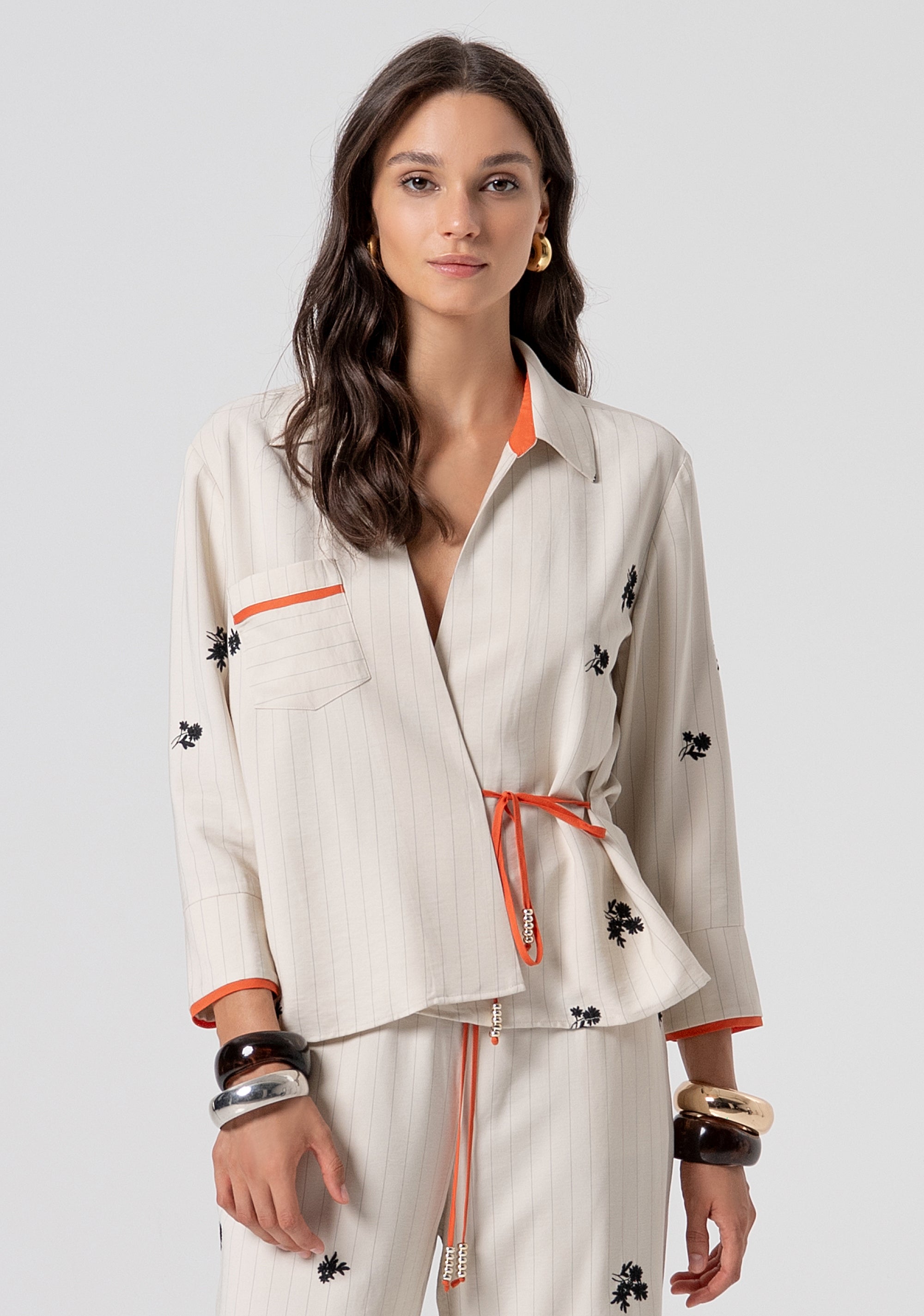 Blusa regular in tessuto gessato con ricami floreali FJ26ST6005W426E5-790 Fracomina