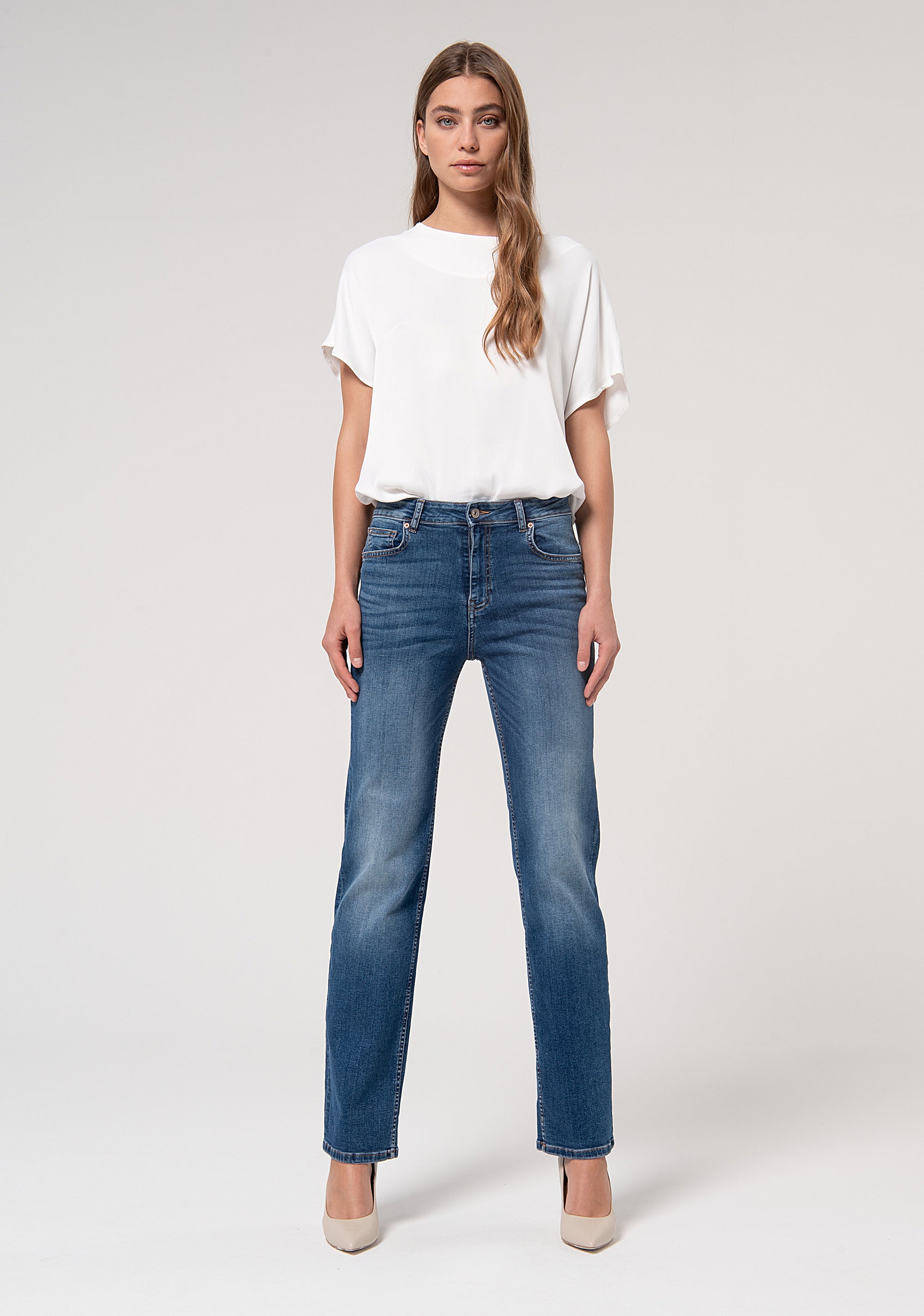 Jeans regular effetto perfect shape in denim stretch con lavaggio medio FP000V8050D40402-349 Fracomina