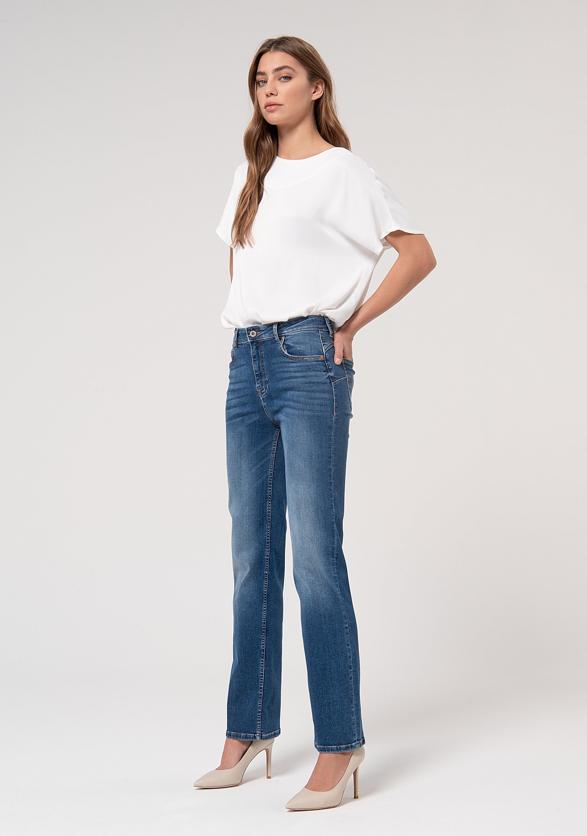 Jeans regular effetto perfect shape in denim stretch con lavaggio medio FP000V8050D40402-349 Fracomina