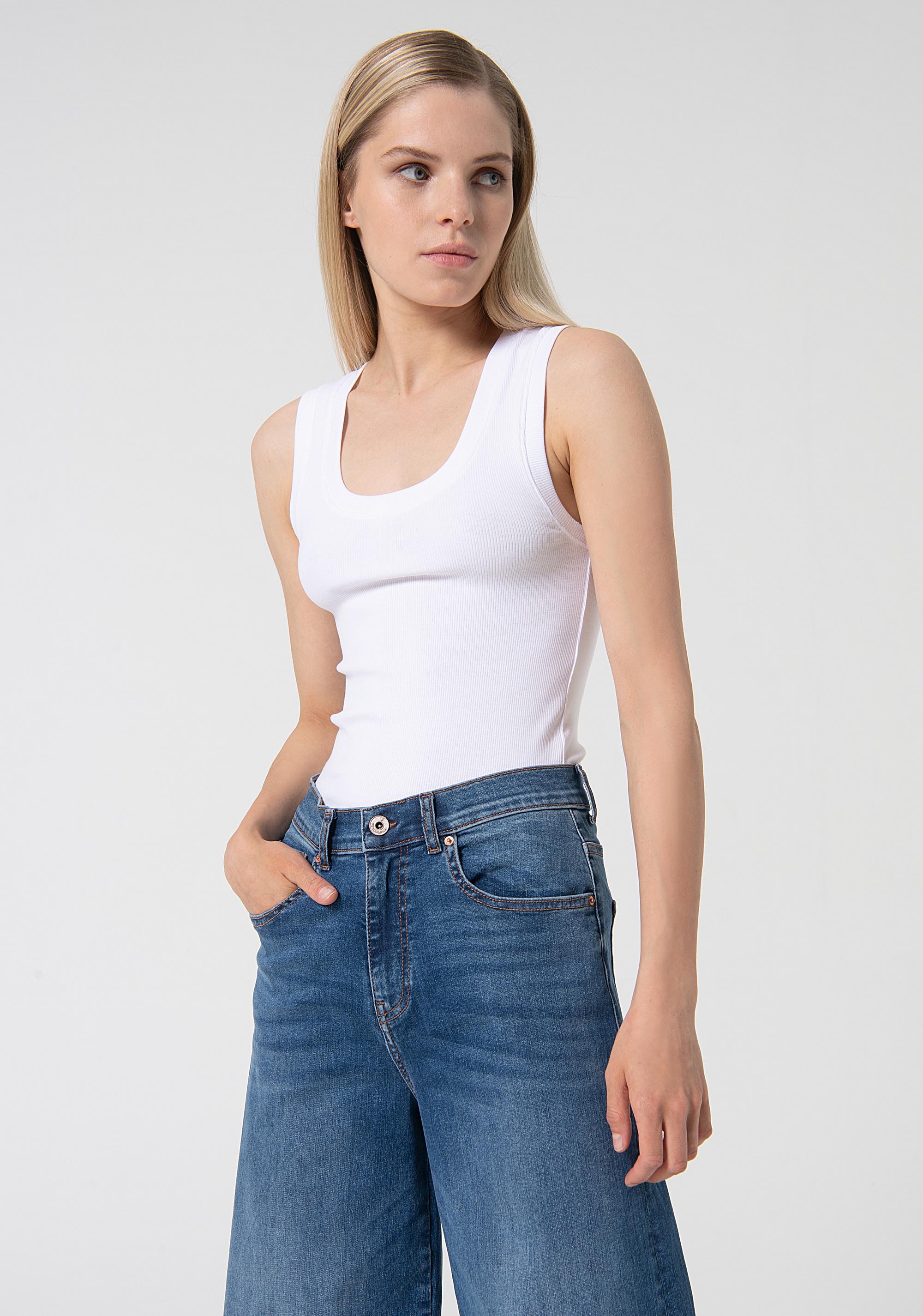 Jeans regular in denim con lavaggio medio con stone wash