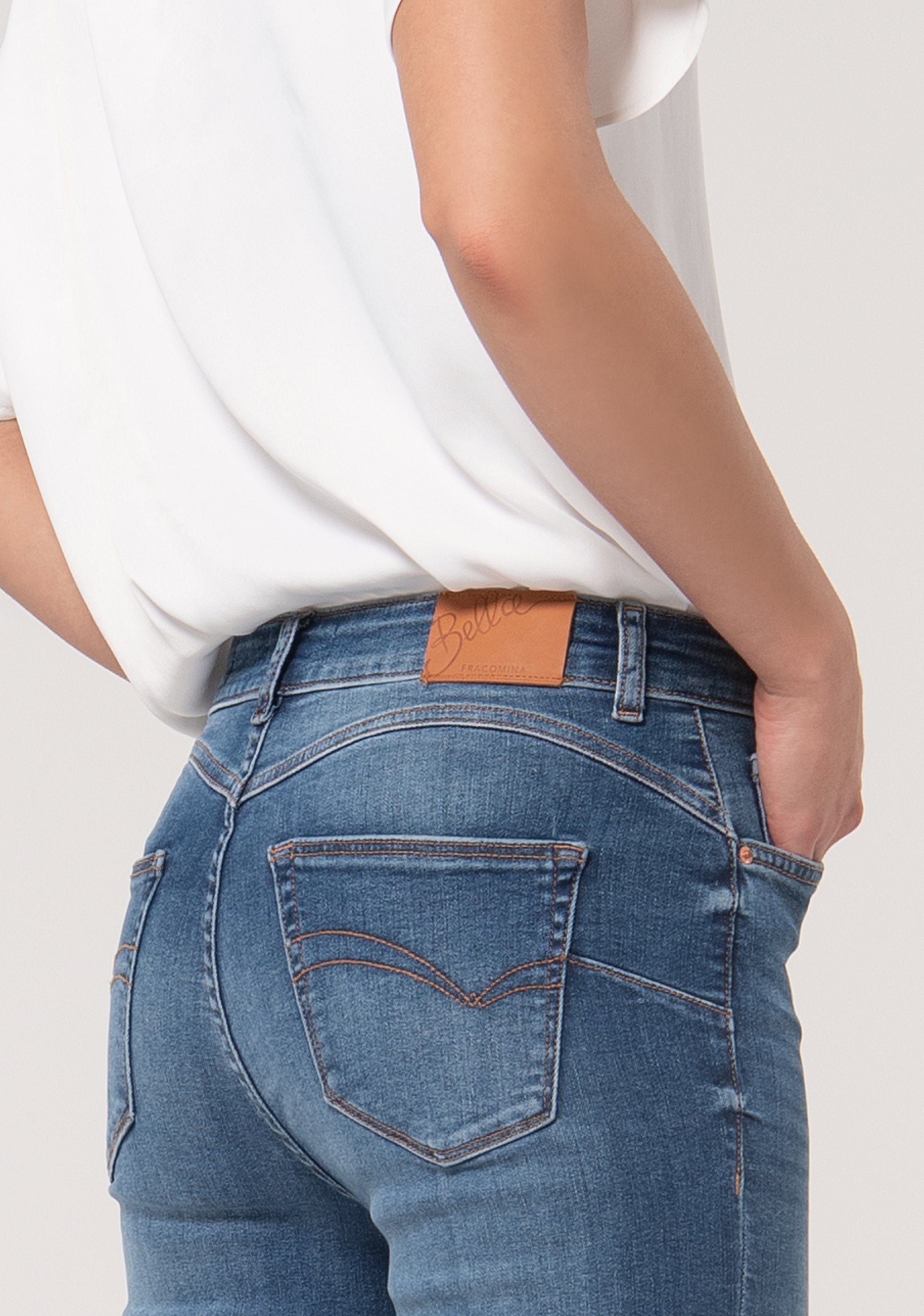 Jeans regular effetto perfect shape in denim stretch con lavaggio medio FP000V8050D40402-349 Fracomina