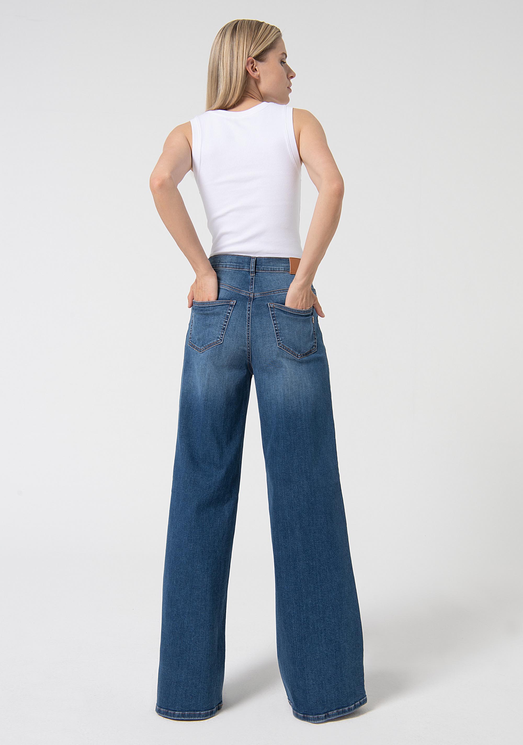 Jeans regular in denim con lavaggio medio con stone wash