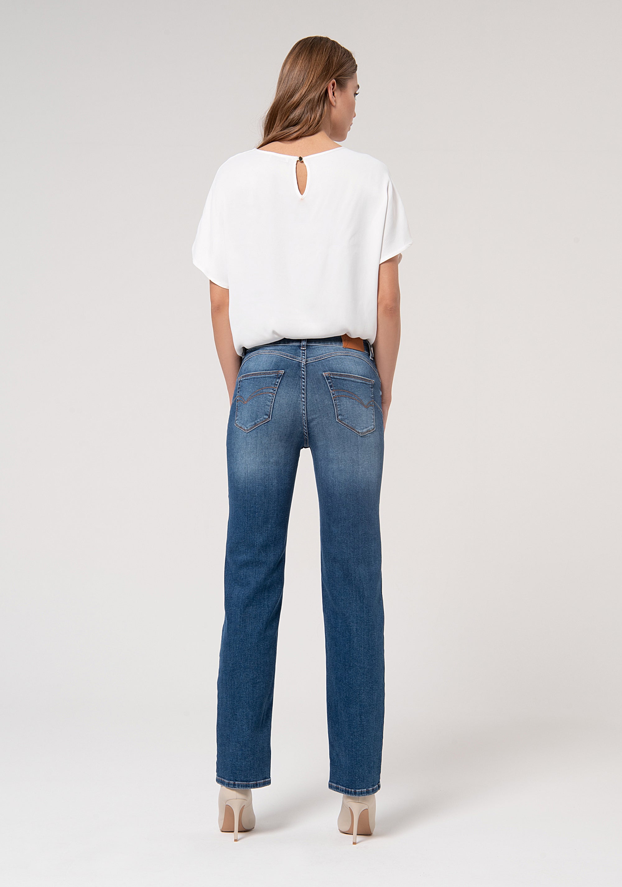 Jeans regular effetto perfect shape in denim stretch con lavaggio medio