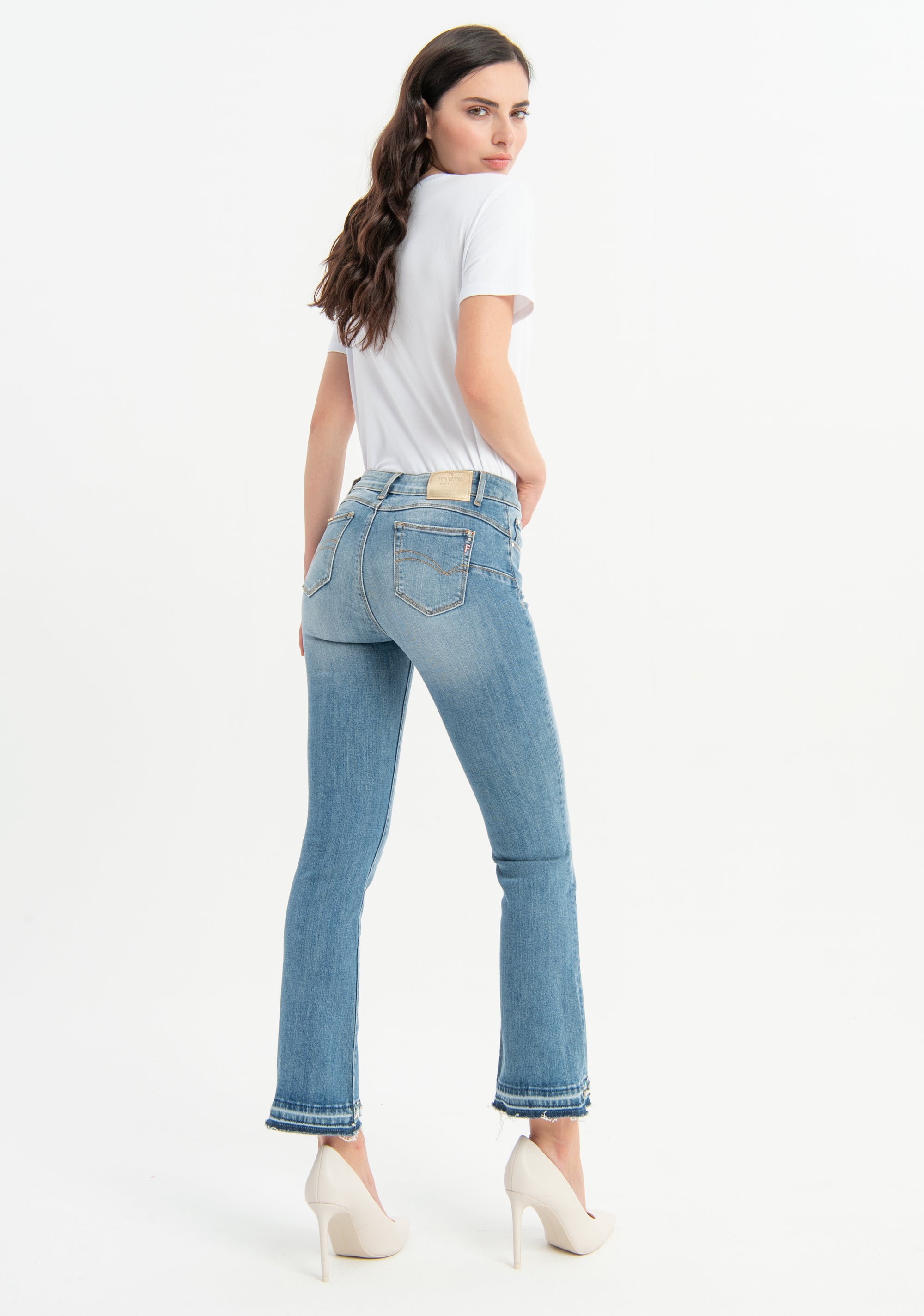 Jeans bootcut cropped in denim con lavaggio medio