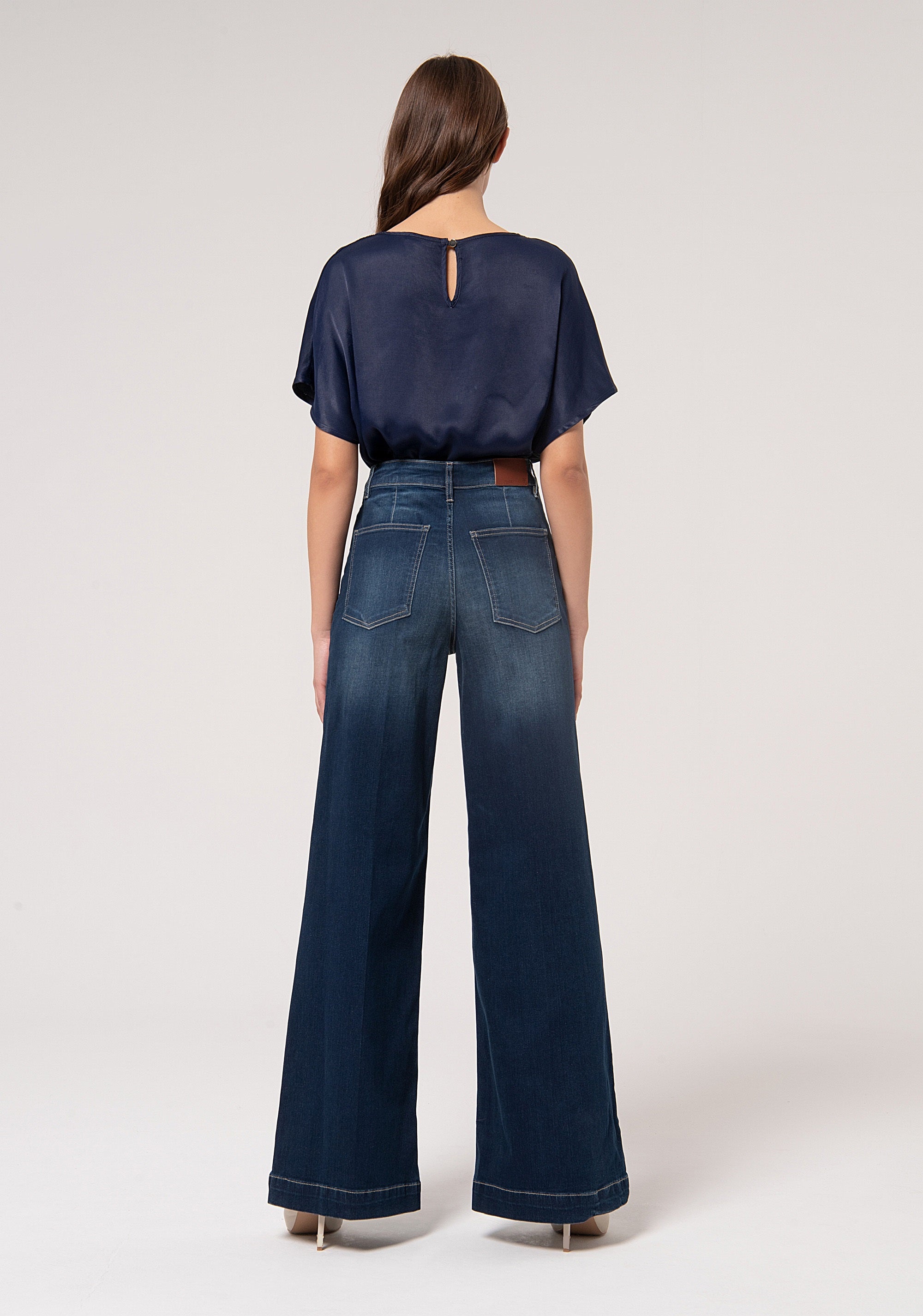 Jeans flare in denim stretch con lavaggio scuro