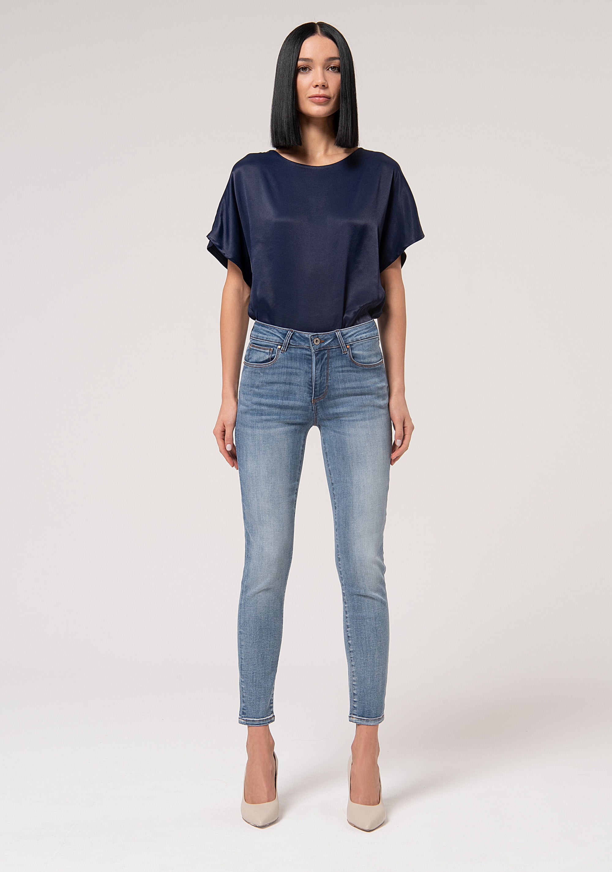 Jeans slim effetto perfect shape in denim stretch con lavaggio chiaro FP24WV8000D40903-S73 Fracomina