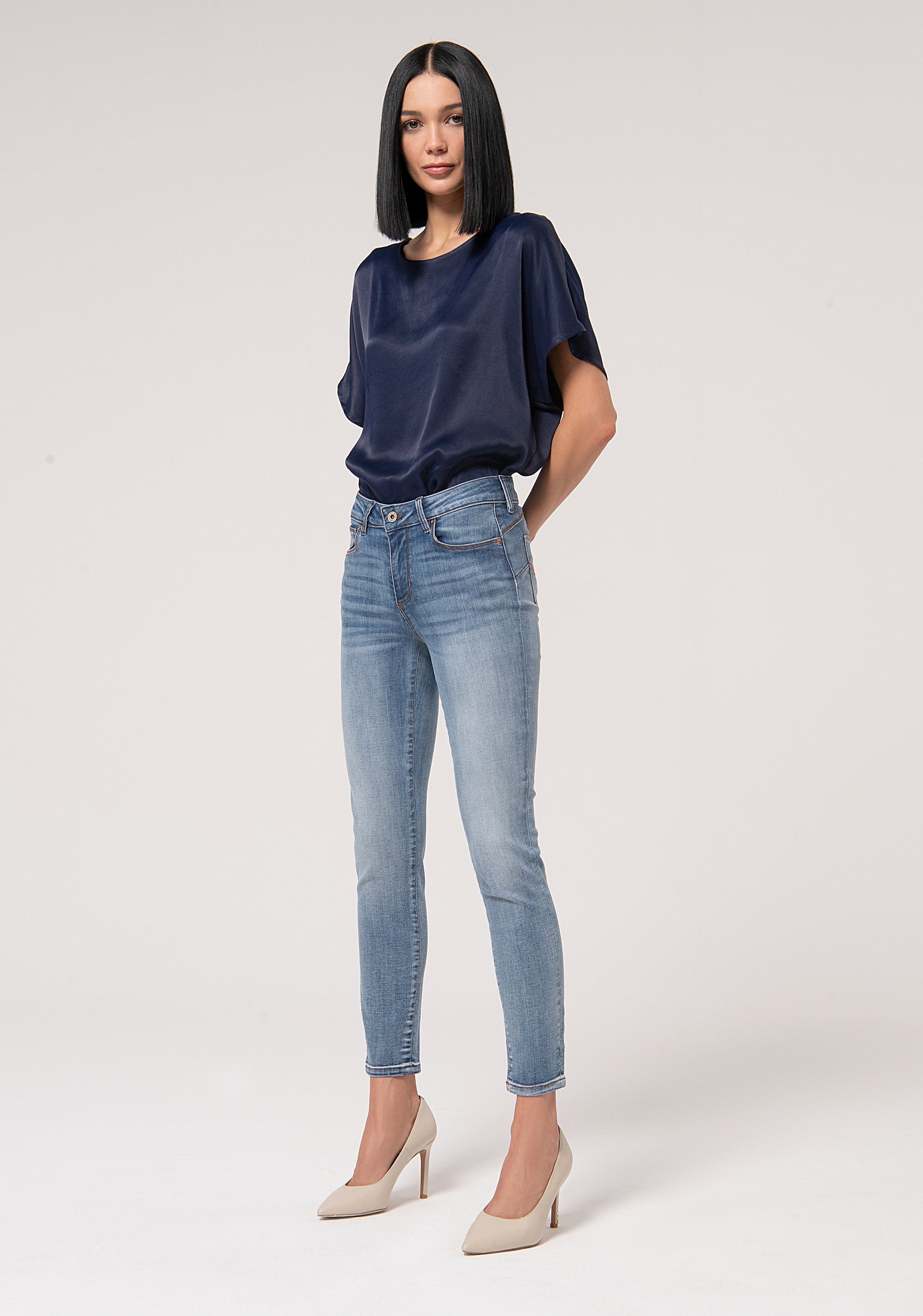 Jeans slim effetto perfect shape in denim stretch con lavaggio chiaro FP24WV8000D40903-S73 Fracomina