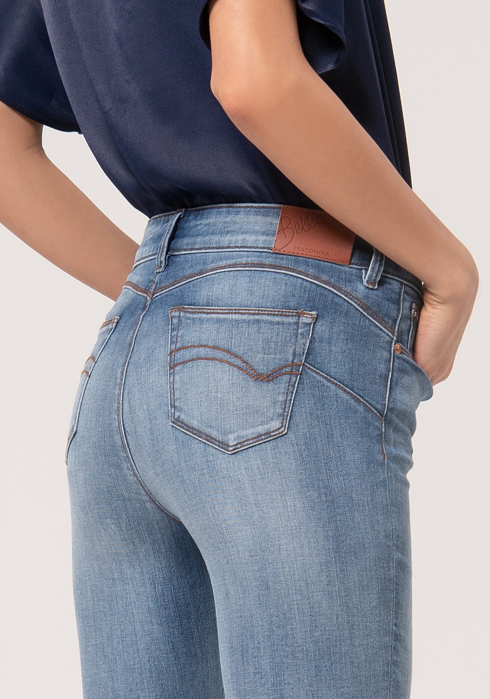 Jeans slim effetto perfect shape in denim stretch con lavaggio chiaro FP24WV8000D40903-S73 Fracomina