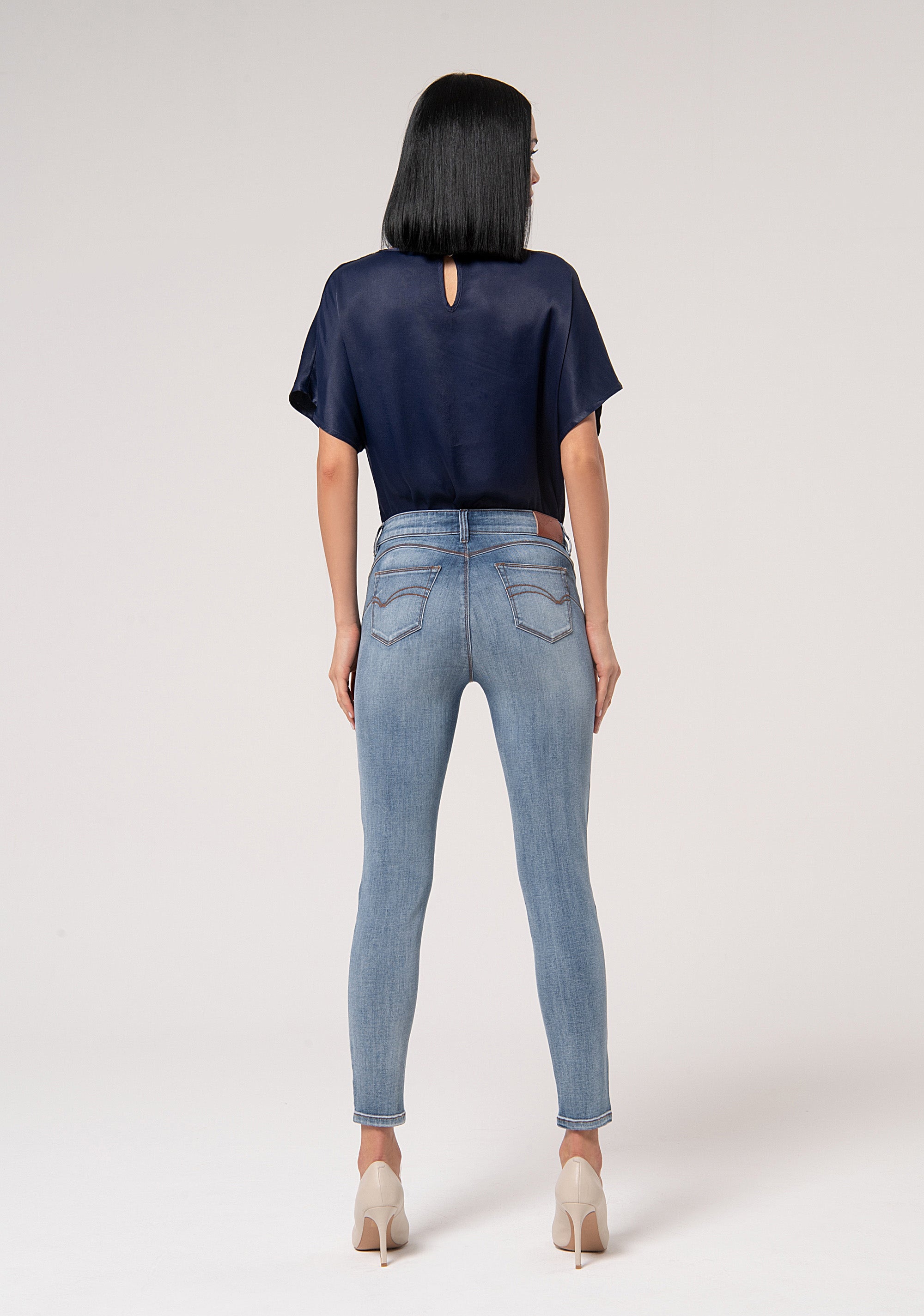 Jeans slim effetto perfect shape in denim stretch con lavaggio chiaro