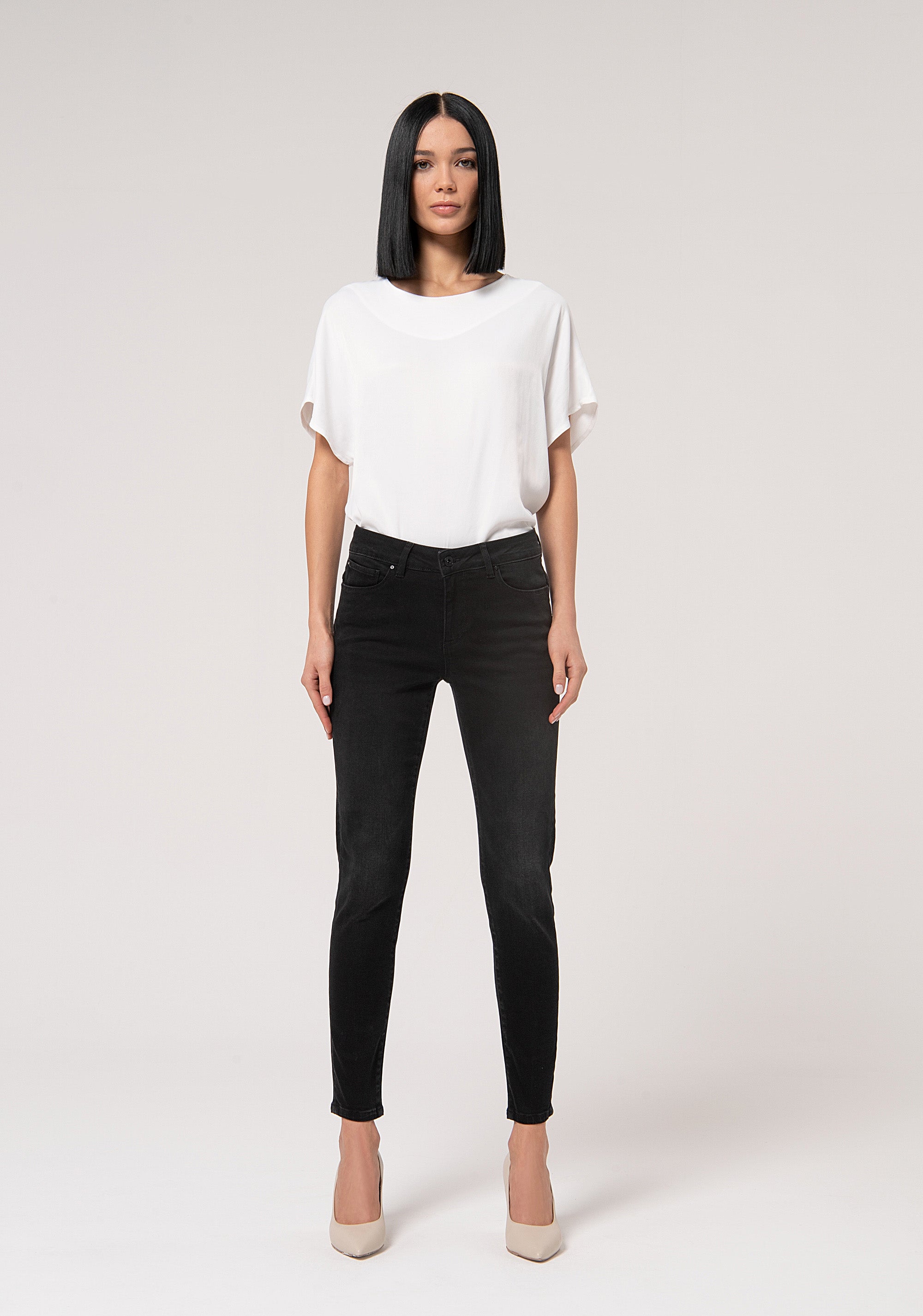 Jeans slim effetto perfect shape in denim nero stretch con lavaggio scuro FP24WV8000D40904-H21 Fracomina