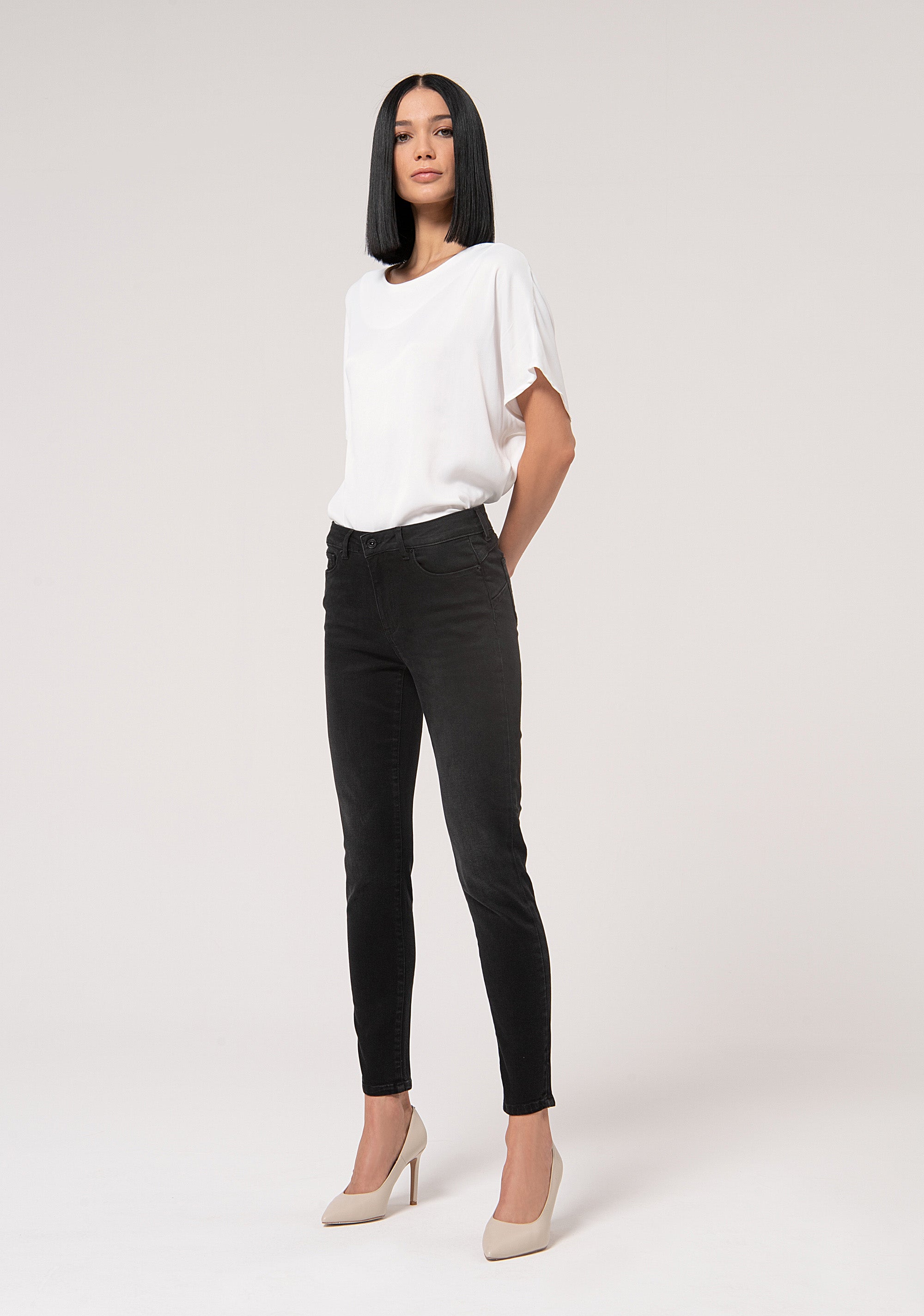 Jeans slim effetto perfect shape in denim nero stretch con lavaggio scuro FP24WV8000D40904-H21 Fracomina