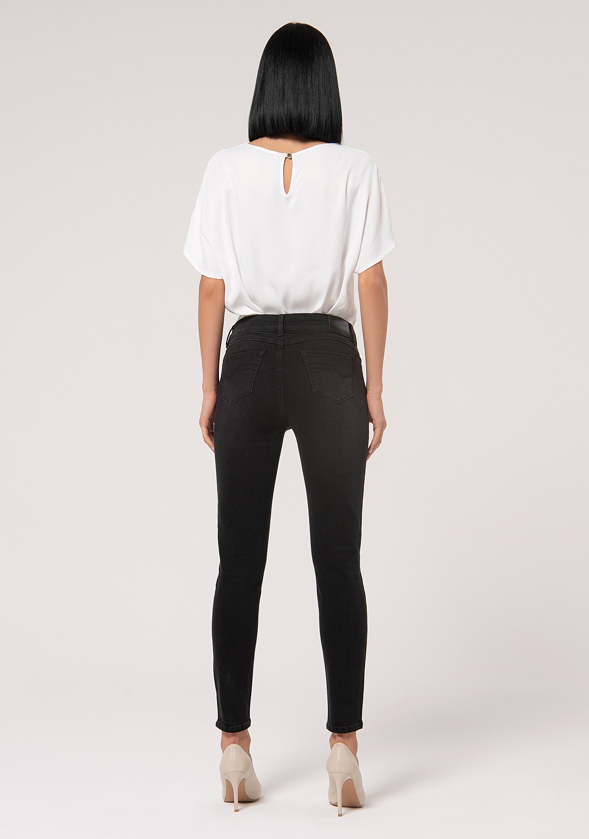 Jeans slim effetto perfect shape in denim nero stretch con lavaggio scuro