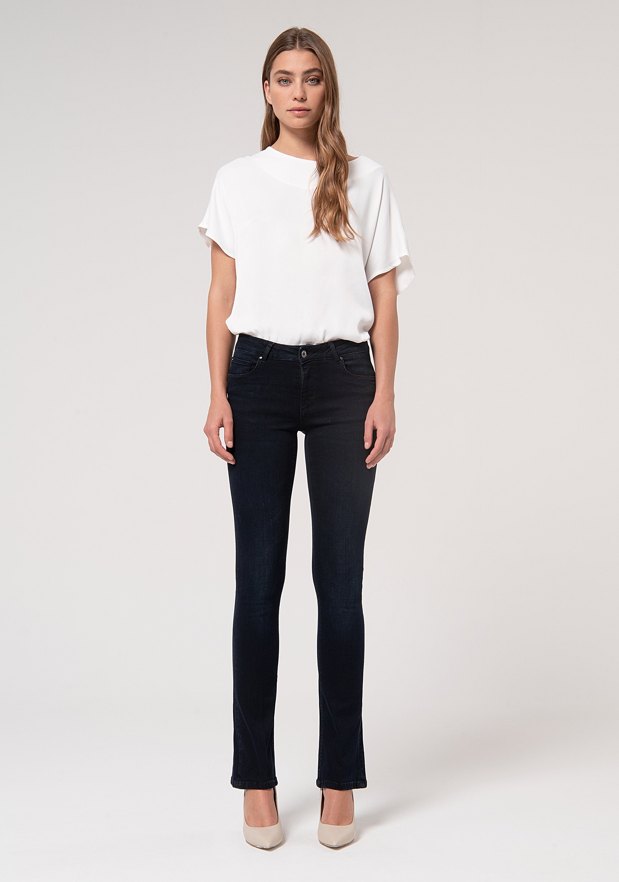 Jeans slim effetto perfect shape in denim nero stretch con lavaggio scuro FP24WV8020D40901-800 Fracomina