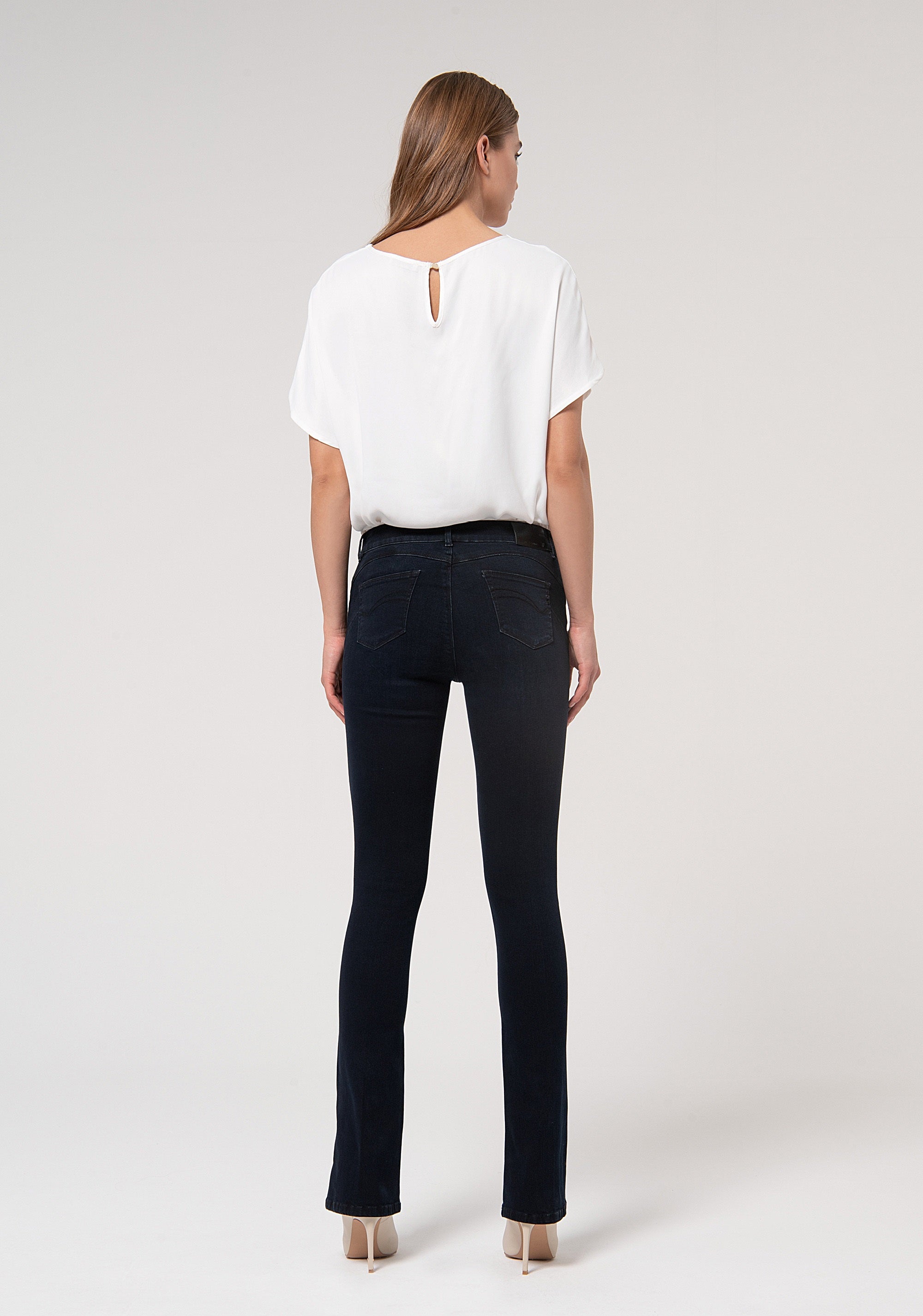 Jeans slim effetto perfect shape in denim nero stretch con lavaggio scuro