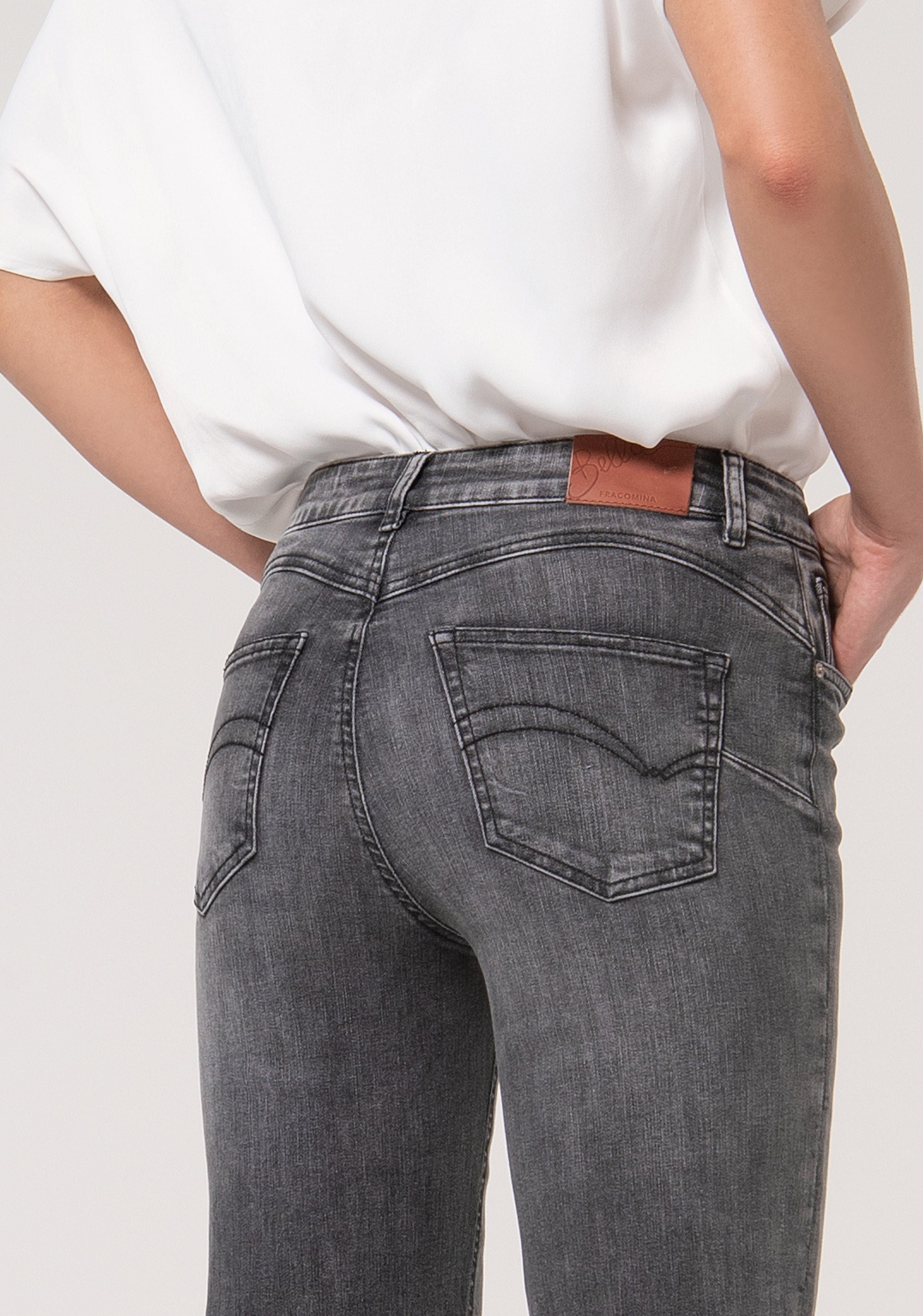 Jeans regular effetto perfect shape in denim grigio stretch con lavaggio scuro FP24WV8050D46001-121 Fracomina
